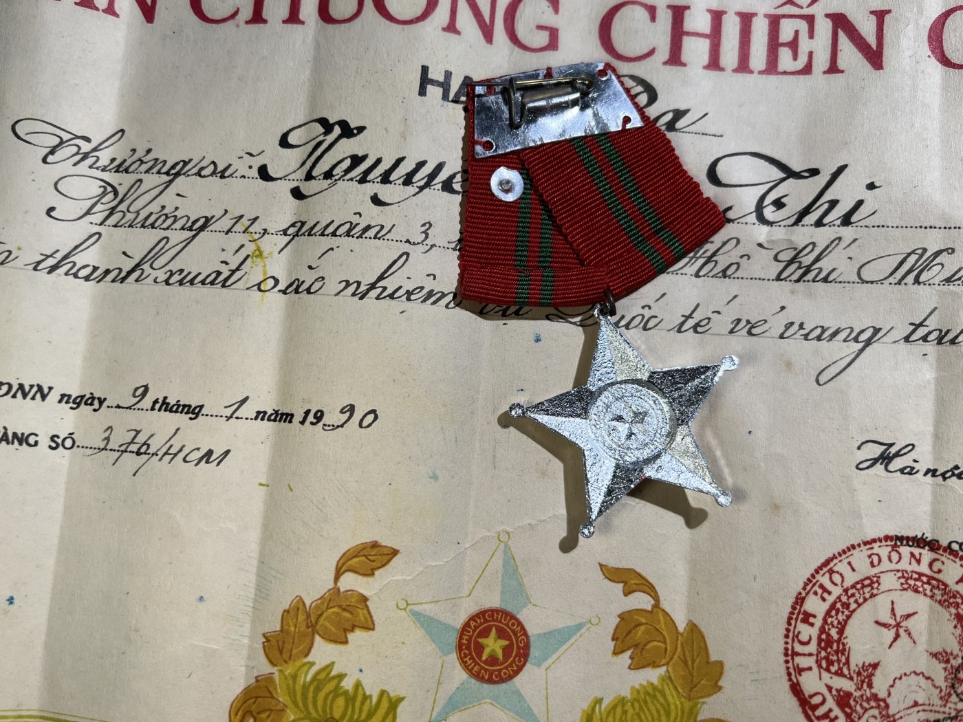 大猫徽章拍卖第229期 越南🇻🇳二级战功勋章 带证 合金