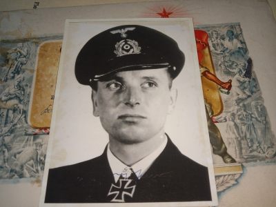 荷兰勋赏制服拍卖第58期 - 德三王牌U艇指挥官——奥拓·克雷齐默尔战后签名照。正反面双签名克雷齐默尔战后被西德海军吸纳，1965年官至北约海军部首席参谋。1998年去世