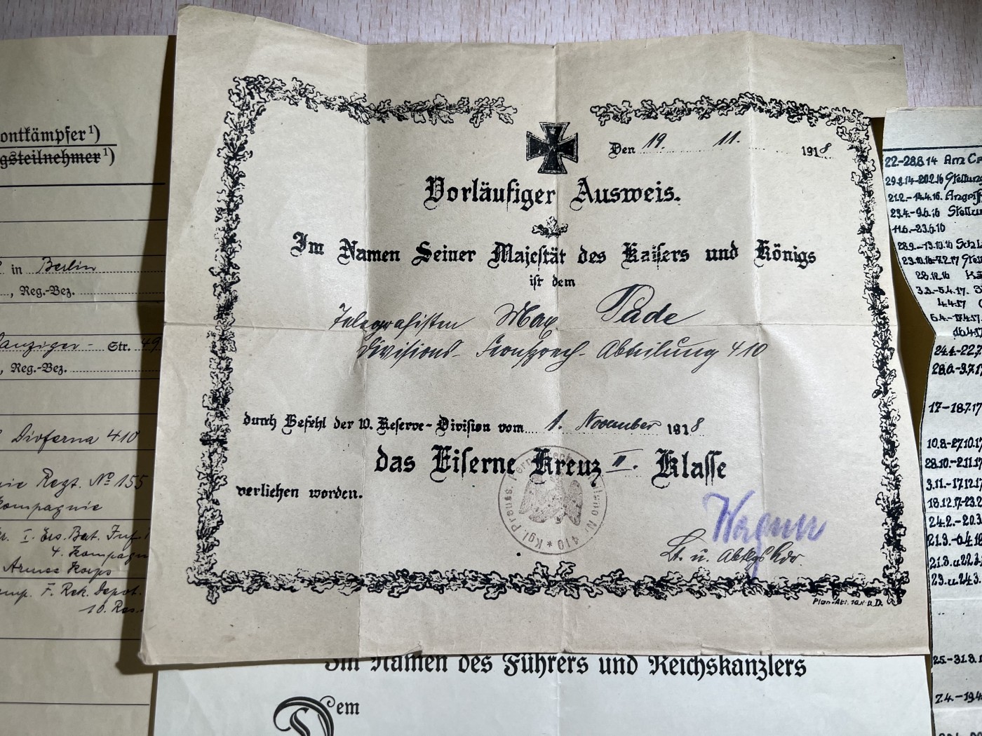 大猫徽章拍卖第229期 帝德套证包含原主的二铁证书、兴登堡证书和申请文件、和作战履历条。原主参与了索姆河、凡尔登、304高地、蒙迪迪埃、苏瓦松等地区的作战。