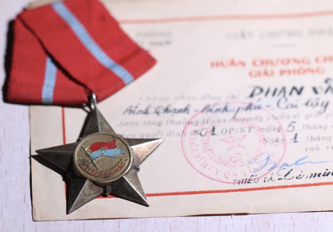 大猫徽章拍卖第229期 越南🇻🇳三级解放战士勋章 带证 银