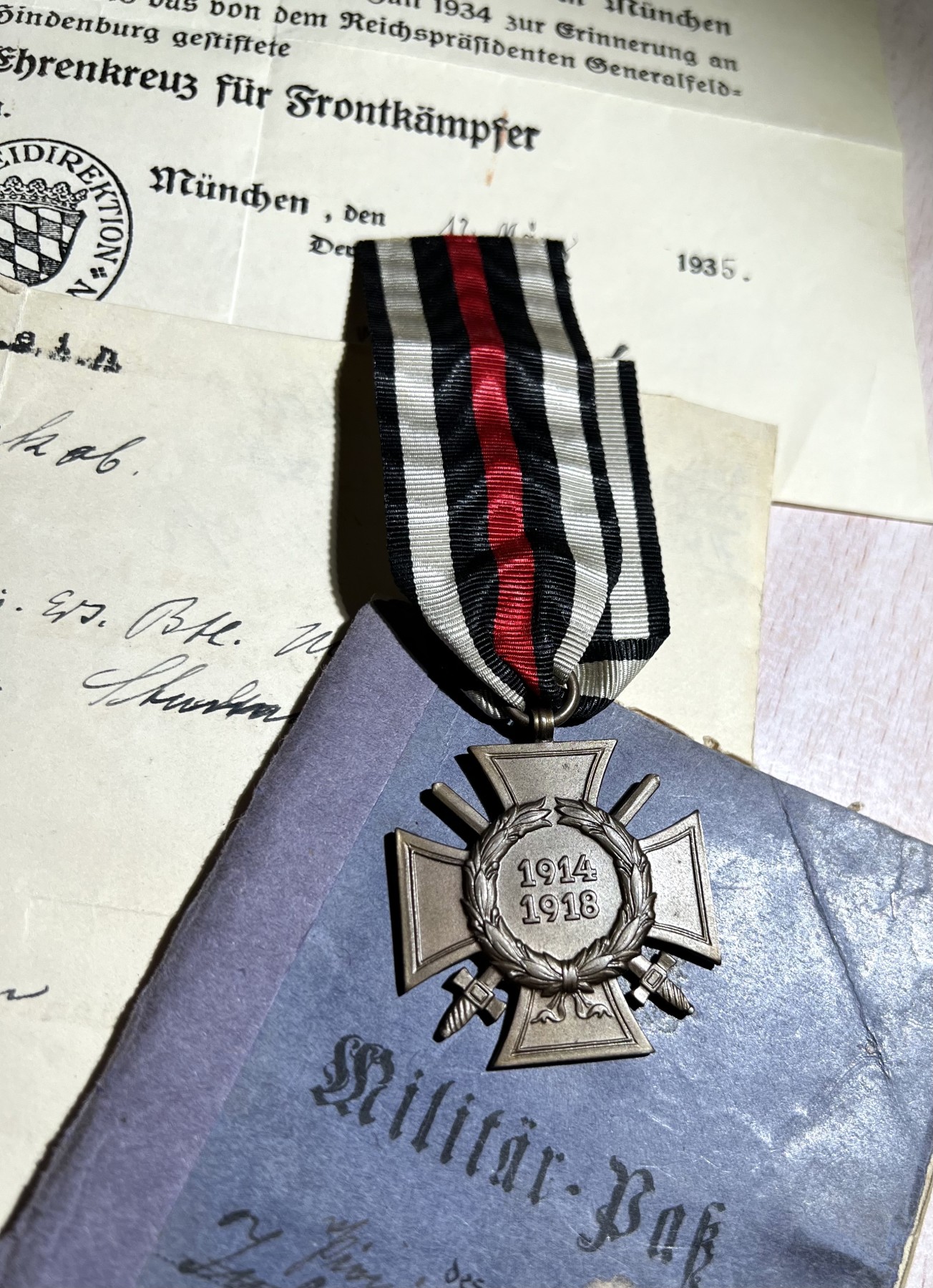 大猫徽章拍卖第229期 兴登堡证章一组 带得主原照片一张 