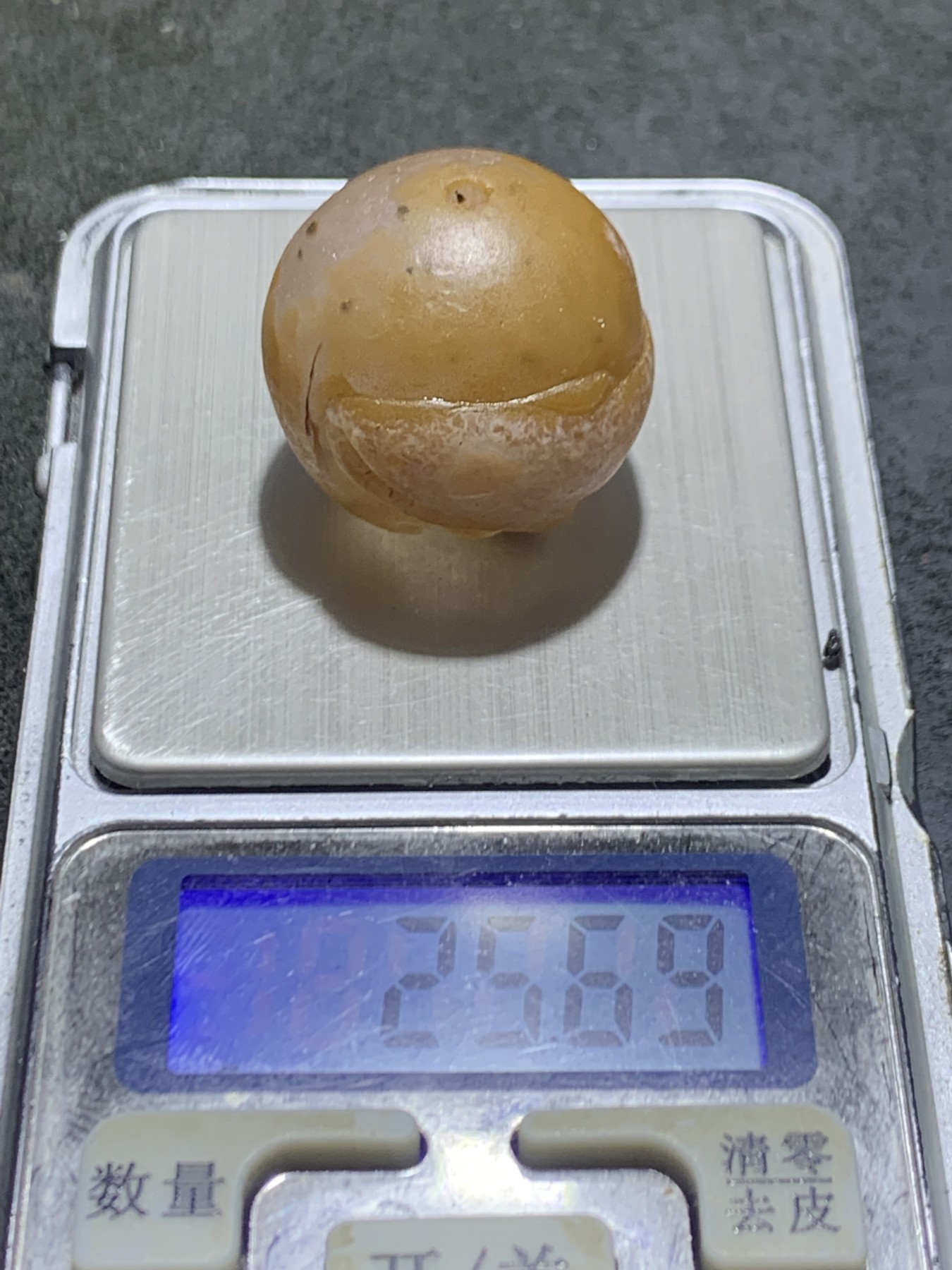 精美冰飘亚光战国红玛瑙手工俏色巧雕鲸鱼随形珠一个
