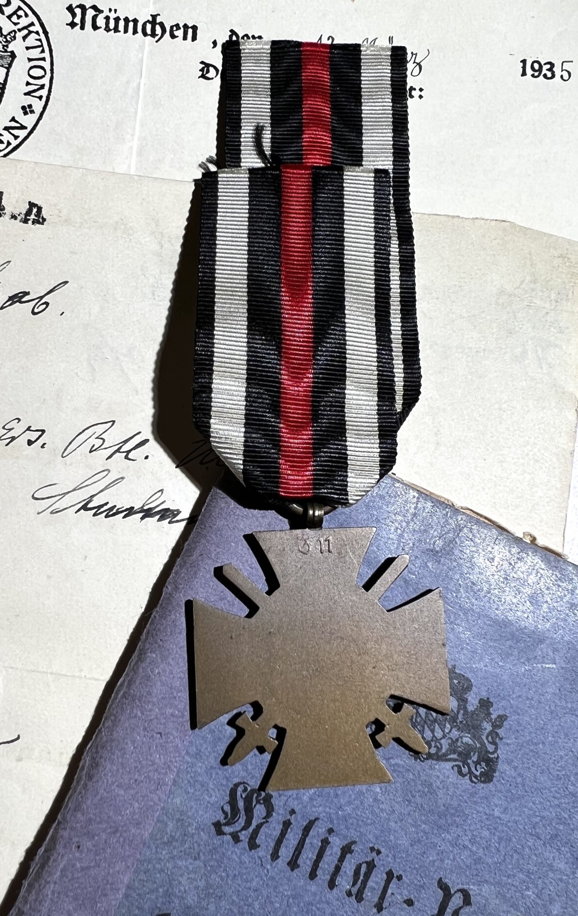 大猫徽章拍卖第229期 兴登堡证章一组 带得主原照片一张 