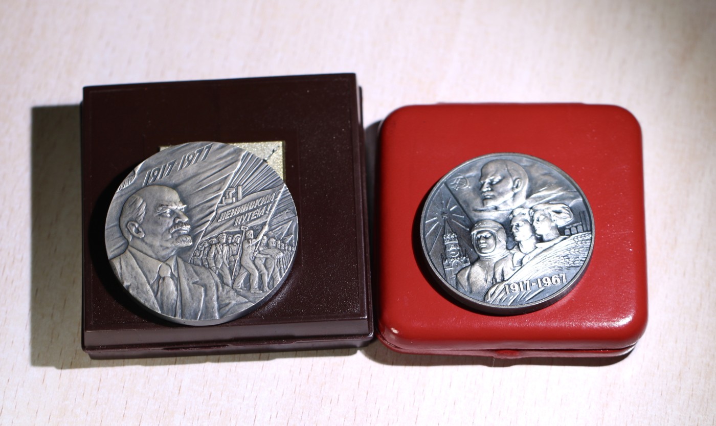 大猫徽章拍卖第229期 苏联十月革命50 60周年纪念章原盒一组 全品 50周年银 60周年铜镀银