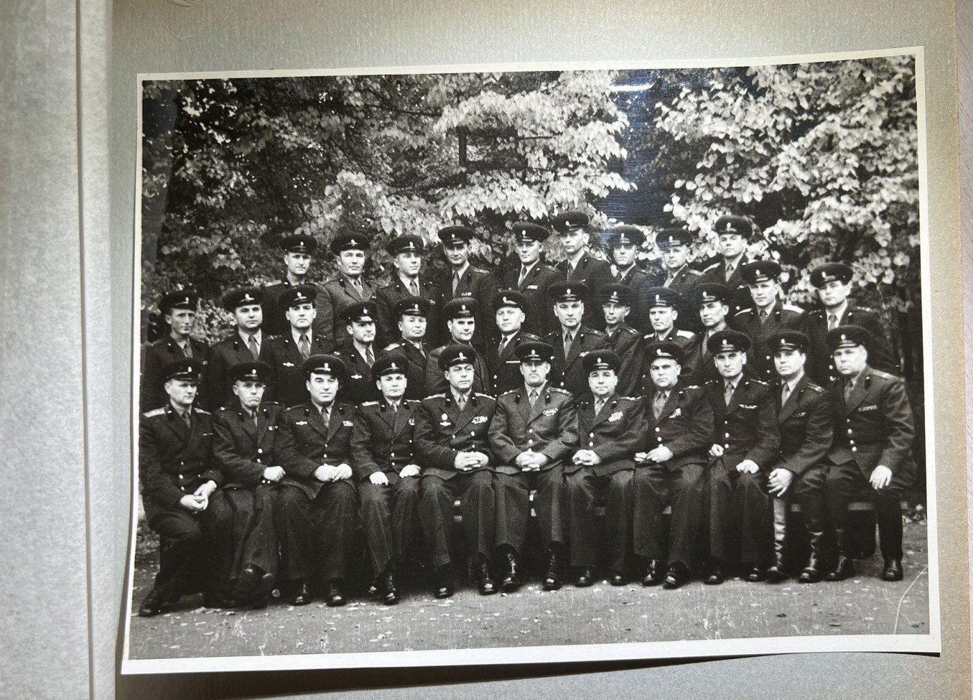 大猫徽章拍卖第229期 苏联斯大林装甲兵学院相册。属于巴里施尼科夫，1958年于莫斯科。内含学院、历任院长照片、大量该校军官学员照片合影及签名，是非常珍贵的史料。该校校友包含崔可夫、索科洛夫等一众声名显赫的将领。