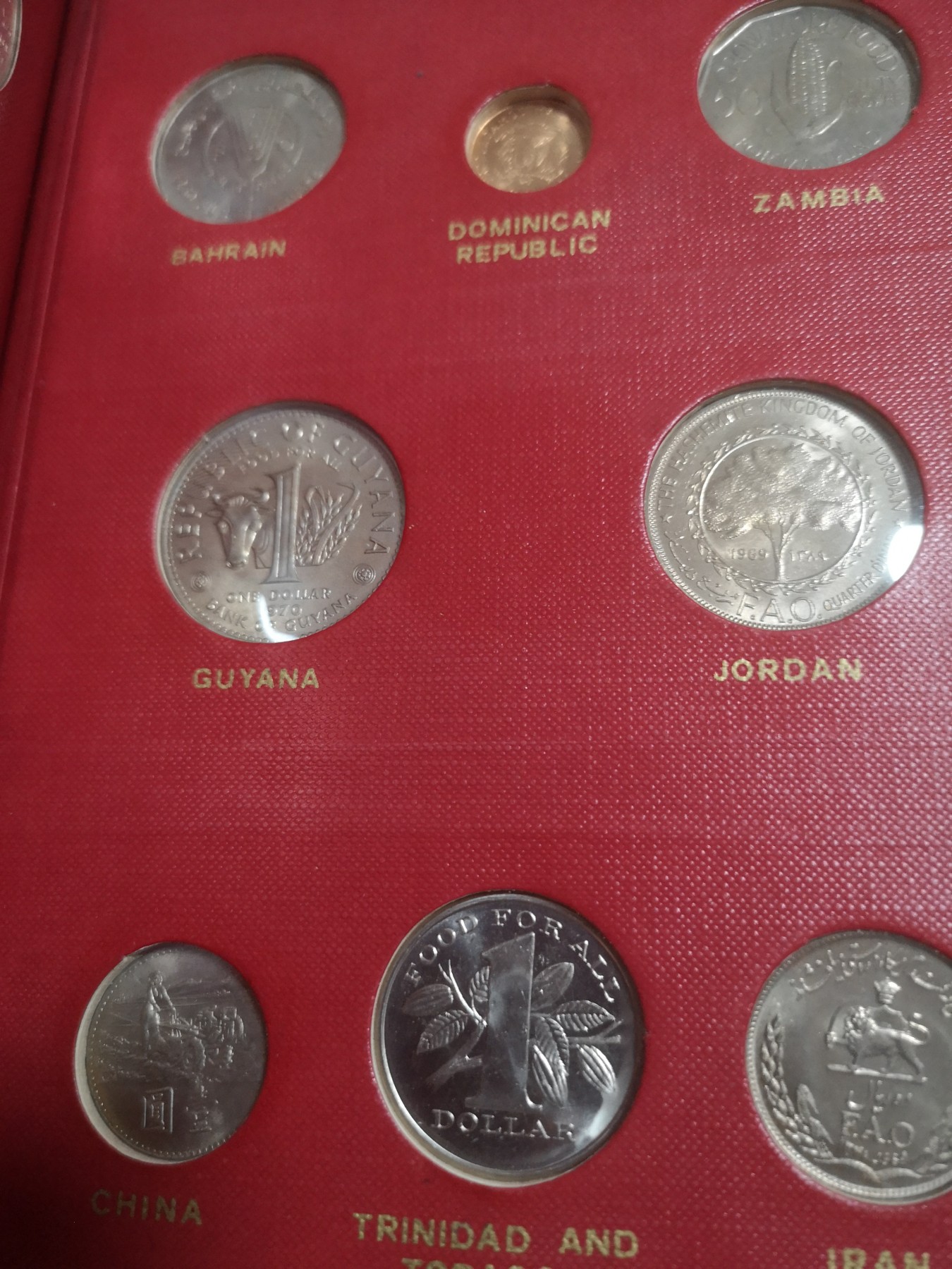 长老汇第22场FAO拍卖 FAO官方钱币收藏册，含香蕉币等52枚，带每种钱币的文字说明，有些少见，保存非常好！
