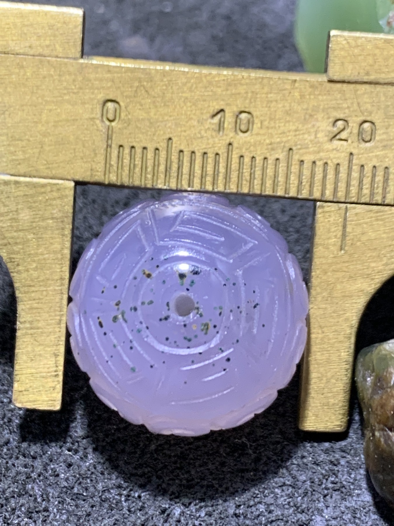 精美高润度冻料绿沙点蒙料战国红雕刻2.0回纹珠子一颗，