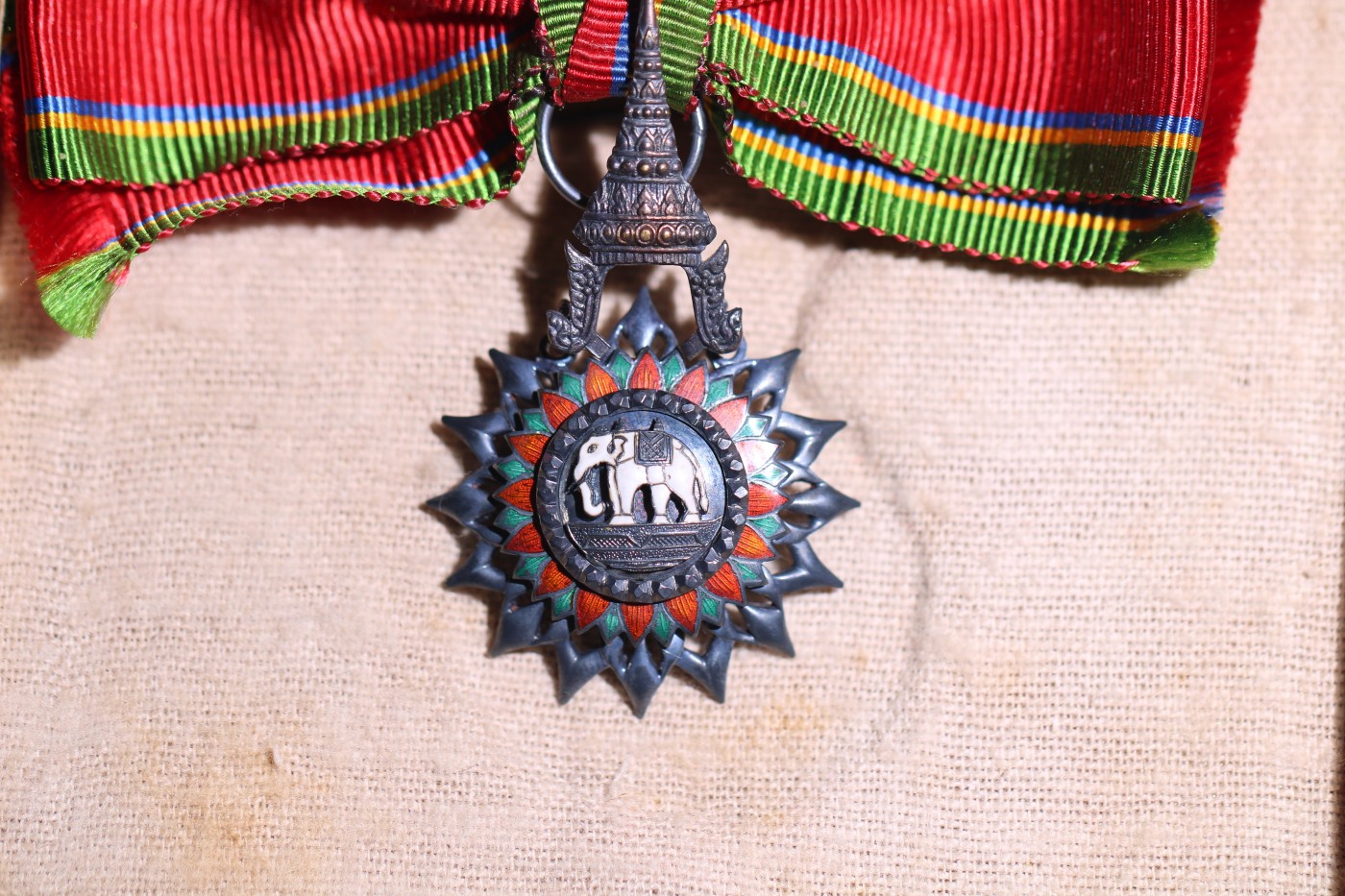 大猫徽章拍卖第229期 早期女版军官级白象勋章