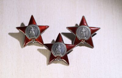 大猫徽章拍卖第229期 - 红星勋章一组三枚 带档 