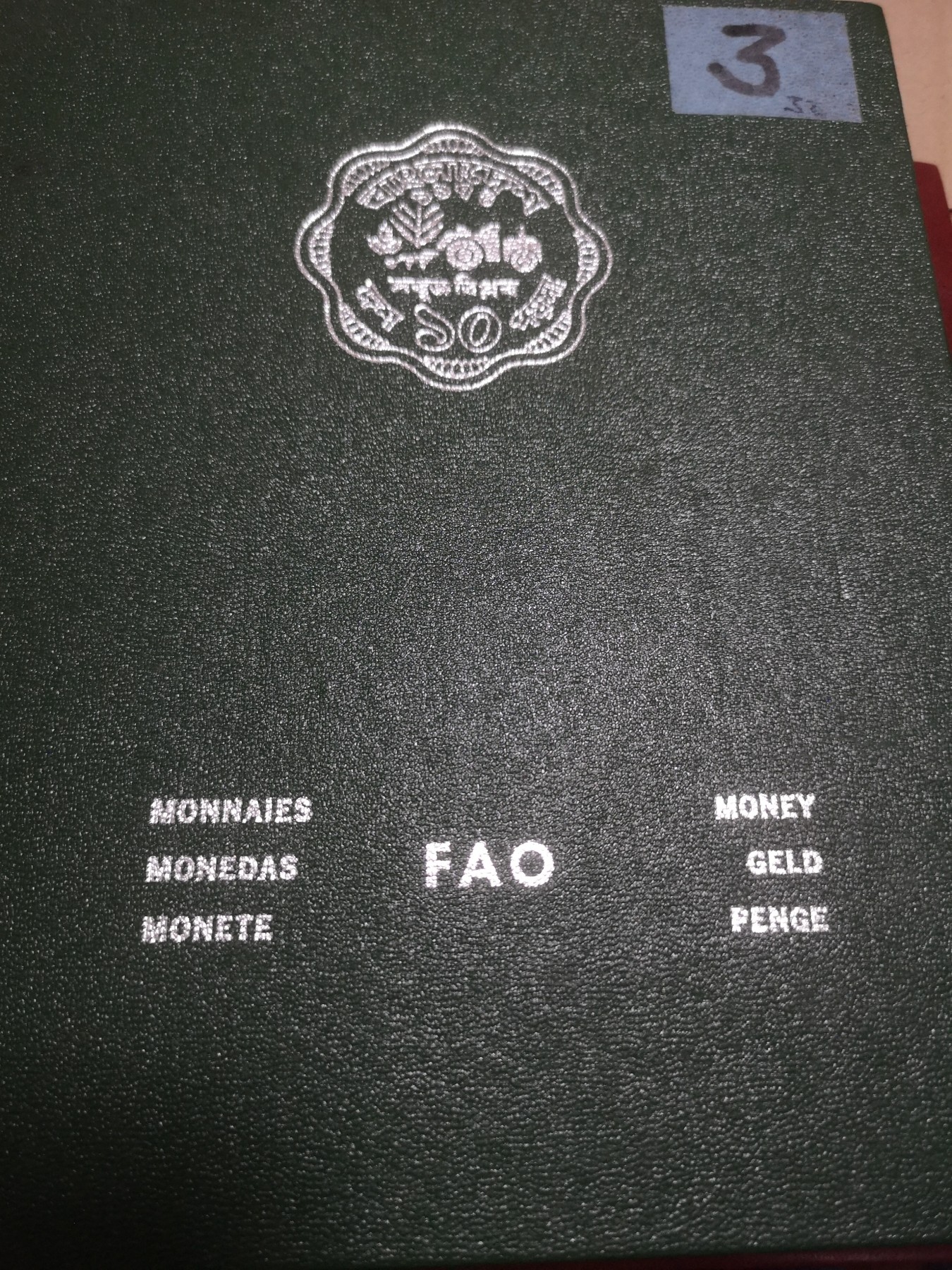 长老汇第22场FAO拍卖 FAO官方钱币收藏册，含印度家庭50卢比类精制大银币一级牙买加2元纸币，串号：FAO04129等32枚，4枚银币，保存很好！
