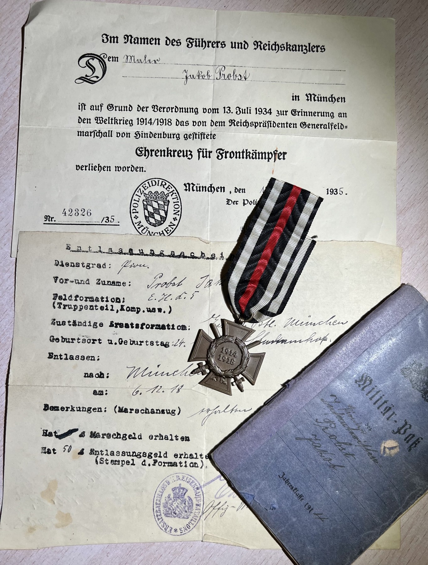 大猫徽章拍卖第229期 兴登堡证章一组 带得主原照片一张 