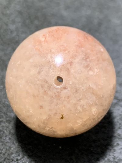 精美冰飘糖心料冰粉色战国红玛瑙大圆珠一颗！ 精美冰飘糖心料冰粉色战国红玛瑙大圆珠一颗！