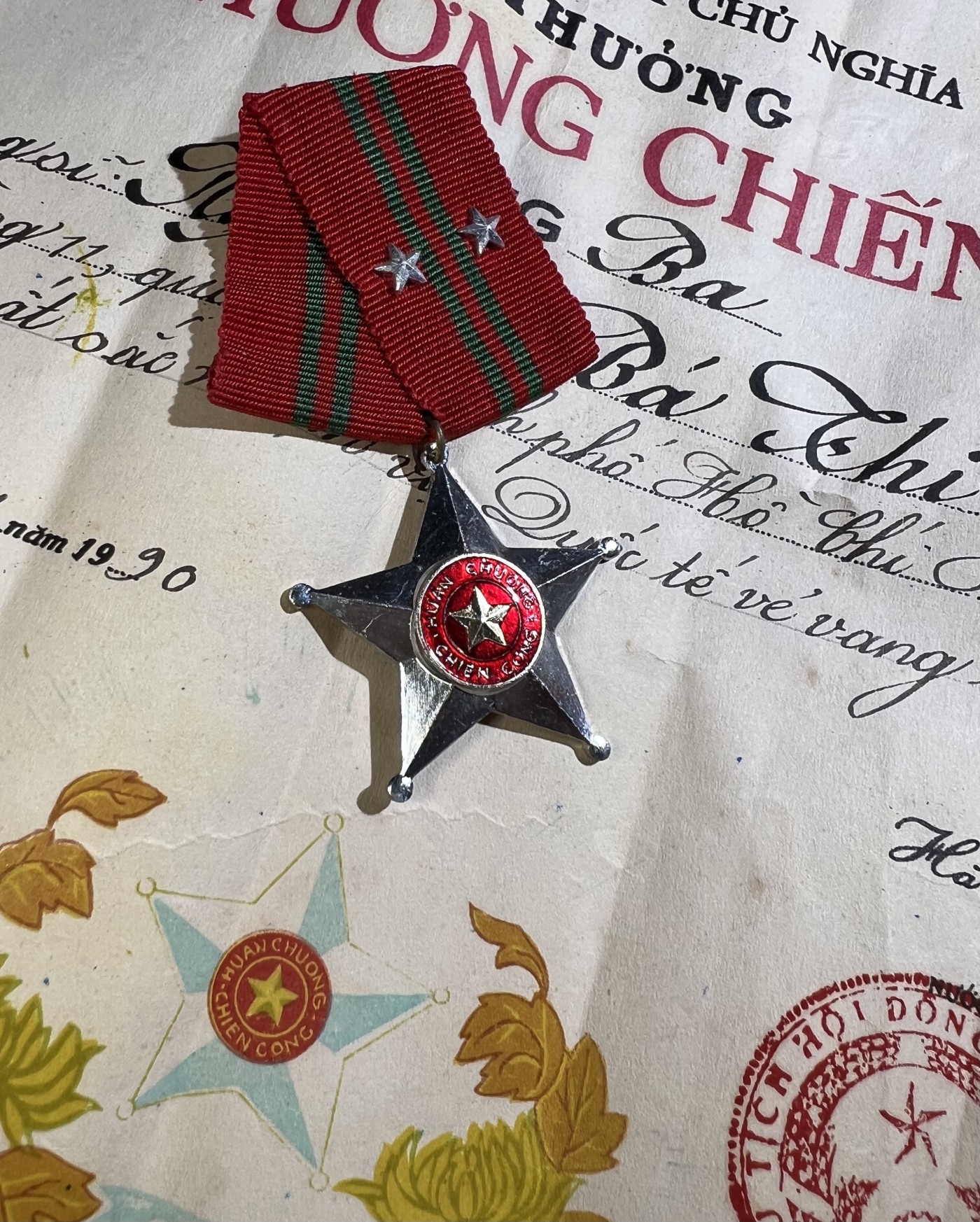 大猫徽章拍卖第229期 越南🇻🇳二级战功勋章 带证 合金