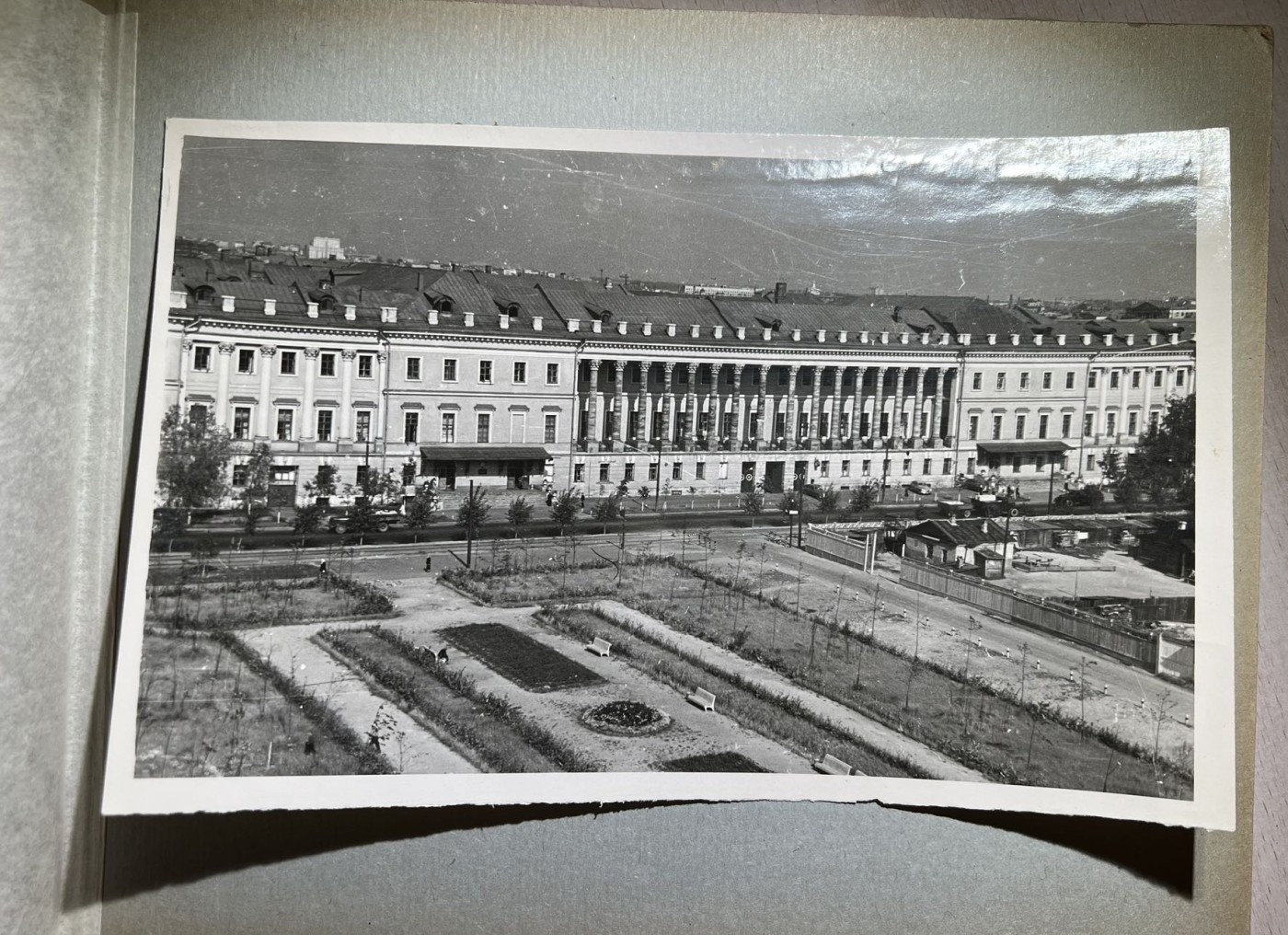 大猫徽章拍卖第229期 苏联斯大林装甲兵学院相册。属于巴里施尼科夫，1958年于莫斯科。内含学院、历任院长照片、大量该校军官学员照片合影及签名，是非常珍贵的史料。该校校友包含崔可夫、索科洛夫等一众声名显赫的将领。