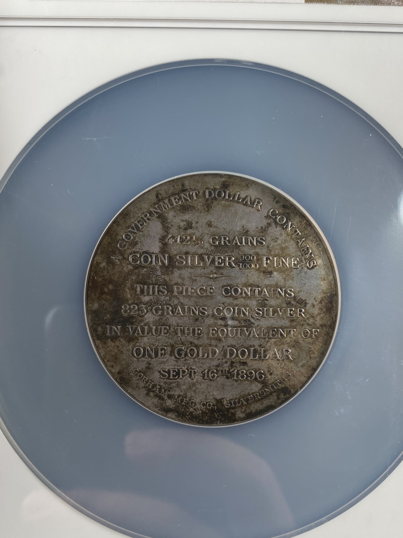 万国钱币拍卖第013期（视频直播专场） NGC MS62 1896年美国布莱恩车轮美元大银币52MM 1896年美国大选民主党候选人布莱恩顺应底层要求，承诺当选后将金本位改为银本位，此枚银元就是承诺改革的试验品，其中车轮的大小刚好就是摩根银元的大小，也就是说，当年如果布莱恩竞选成功，那之后的美元都会变成这么大52MM，最后共和党候选人威廉·麦金利赢得了大选，同时也造就了共和党强霸白宫几十年的格局。