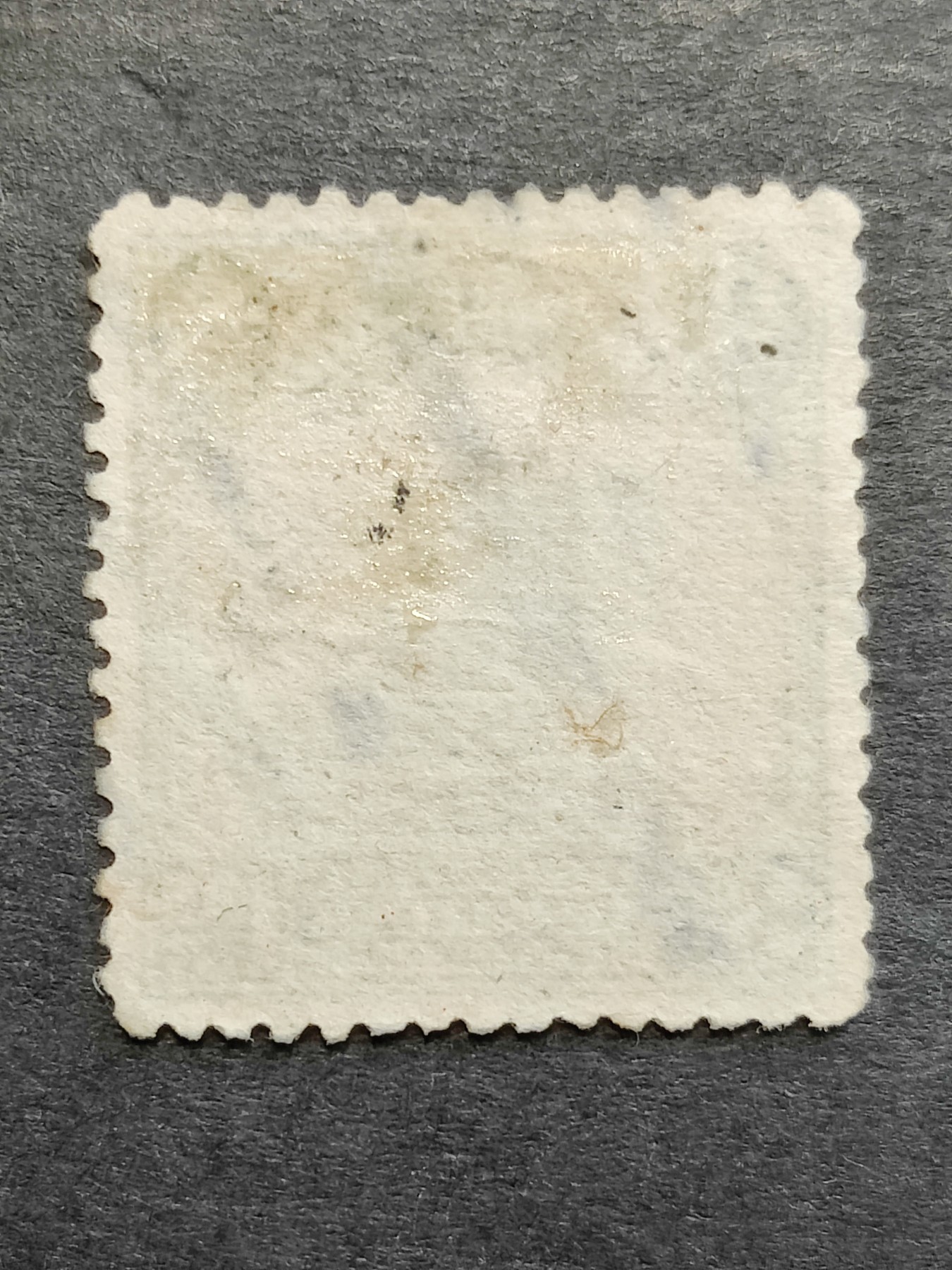 洪涛臻品批发群 精选邮票限时拍卖第三百三十六期  1913年民国第一套正式邮票 【伦敦版帆船--蓝绿3分】 【发行量比清代蟠龙票还少,全套只发行了30万套！】平时你能见到的基本都是北京二版与北京一版,伦敦版比它们太少见！（伦敦版分辨方法图3,北京一版与二版分辨方法见图4。 拍卖捡漏还能学邮识，洪涛拍卖财学双丰收💝）