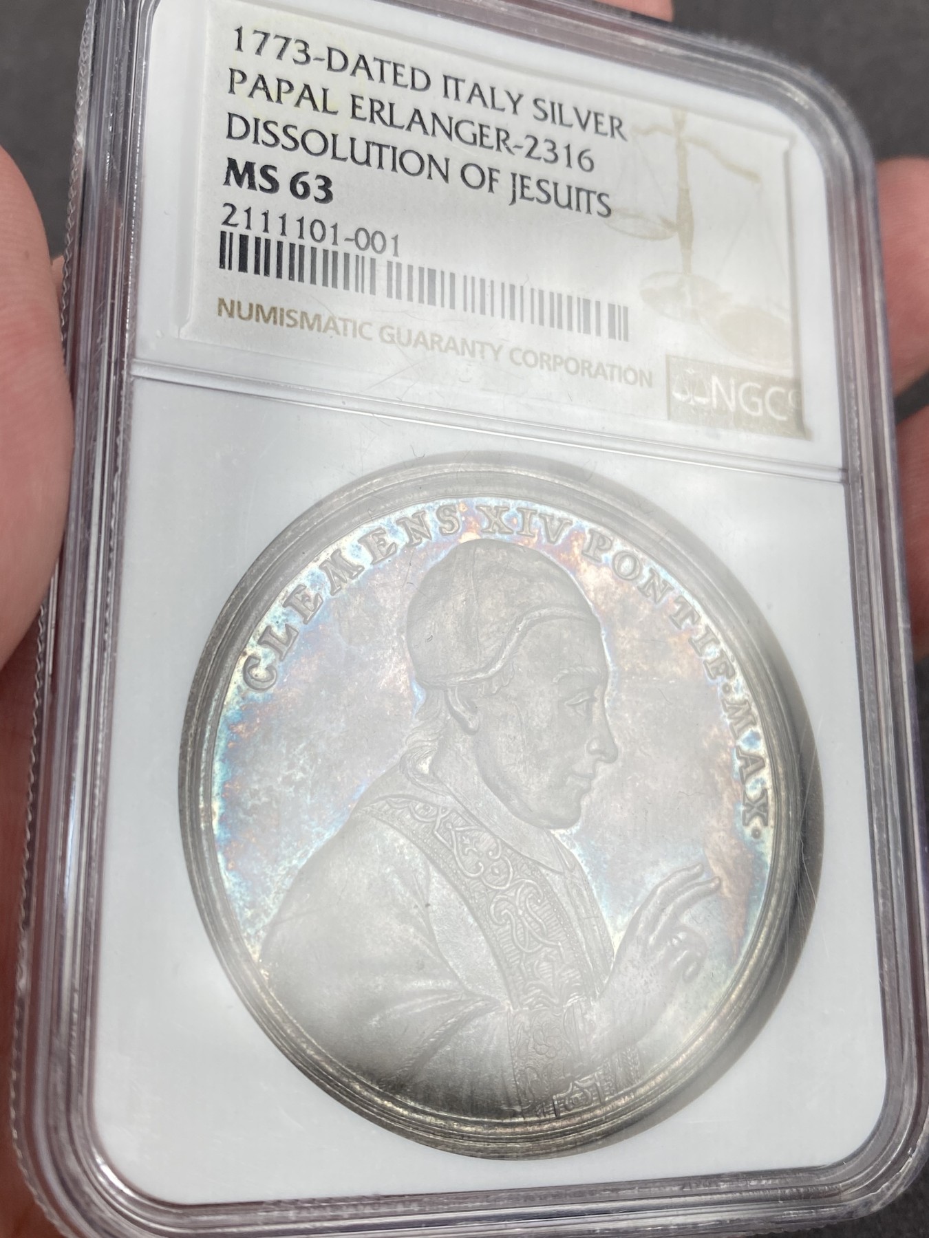 万国钱币拍卖第013期（视频直播专场） NGC MS63 1773年梵蒂冈教皇国大银章，正面为克莱门特教皇十四世，背面是圣彼得，耶稣及耶稣会教士等人物，描述因为背叛废除耶稣会教派的宗教事件，ngc冠军分，早期稀有大银，原味五彩。