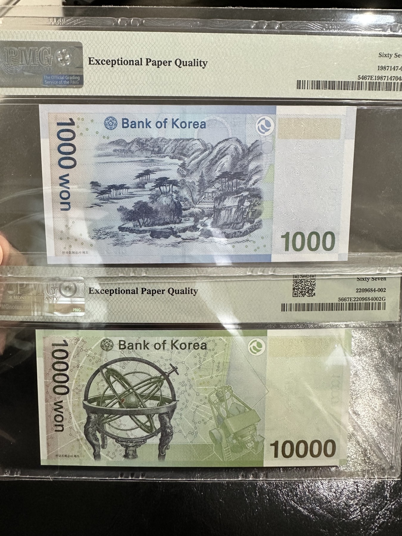 《外钞收藏家》第二百八十七期 2007年韩国10000元和1000日元两张一起   PMG67  前面AA冠 后面无47靓号
