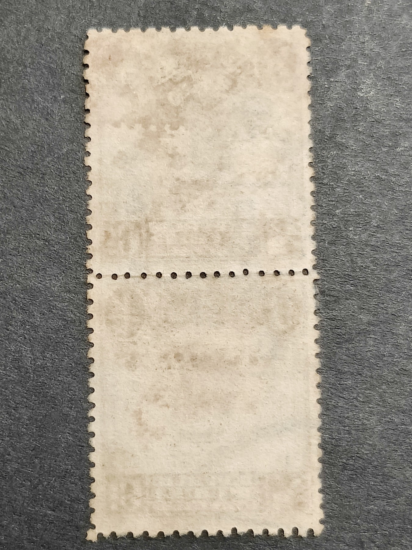 洪涛臻品批发群 精选邮票限时拍卖第三百四十七期  1913年民国第一套正式邮票 【伦敦版帆船--灰棕半分 双联票！】 【发行量比清代蟠龙票还少,全套只发行了30万套！】平时你能见到的基本都是北京二版与北京一版,伦敦版比它们太少见！（伦敦版分辨方法图3,北京一版与二版分辨方法见图4。 拍卖捡漏还能学邮识，洪涛拍卖财学双丰收💝）