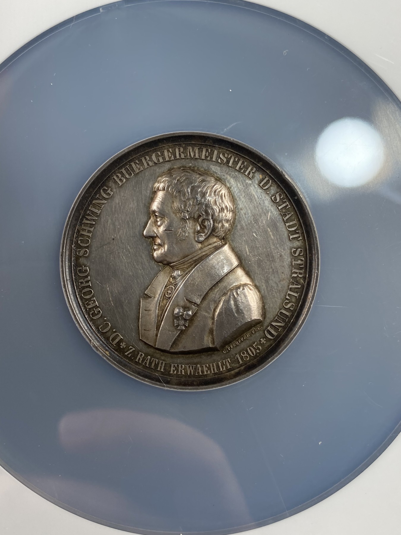 万国钱币拍卖第013期（视频直播专场） NGC MS61 1855年德国梅克伦堡-前波莫瑞州-施特拉尔松德市长卡尔·乔治·施温担任市长50周年纪念大银章 48MM 背面纹章为双狮手扶格里芬盾徽  高浮雕五彩包浆极美