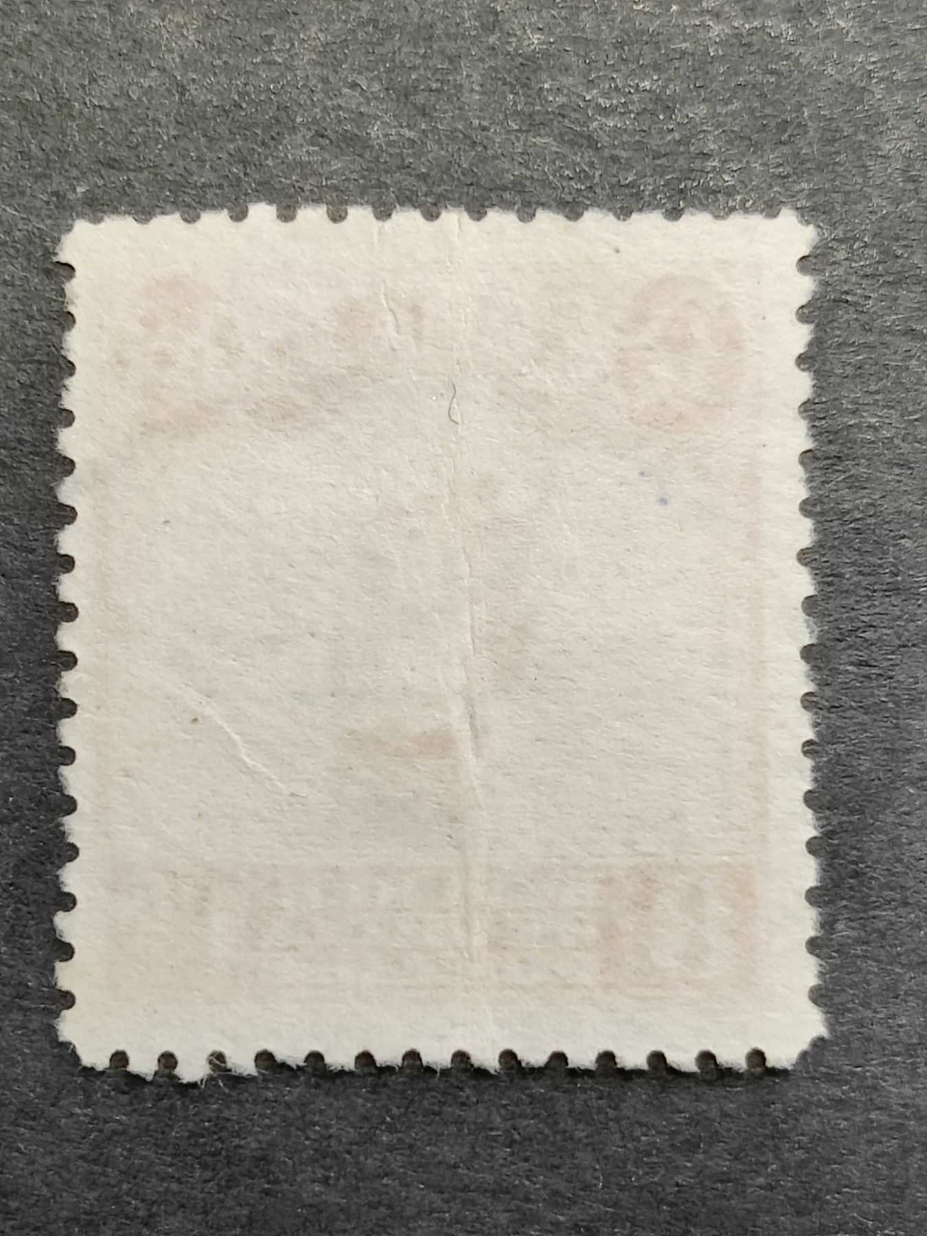 洪涛臻品批发群 精选邮票限时拍卖第三百三十六期  1913年民国第一套正式邮票 【伦敦版帆船--黄8分】 【发行量比清代蟠龙票还少,全套只发行了30万套！】平时你能见到的基本都是北京二版与北京一版,伦敦版比它们太少见！（伦敦版分辨方法图3,北京一版与二版分辨方法见图4。 拍卖捡漏还能学邮识，洪涛拍卖财学双丰收💝）