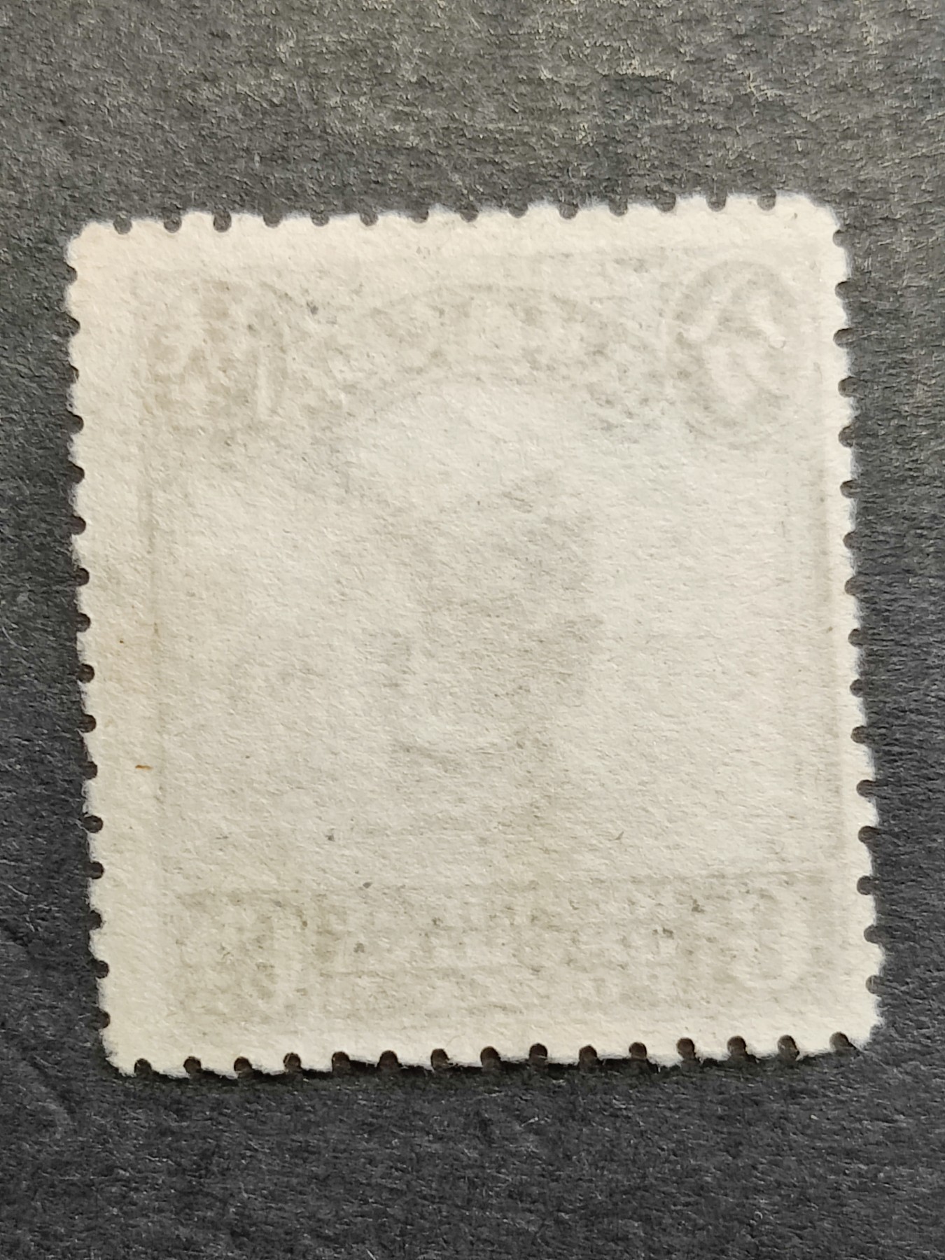 洪涛臻品批发群 精选邮票限时拍卖第三百四十七期  1913年民国第一套正式邮票 【伦敦版帆船--灰6分, 发行量跟高值5元印刷量几乎一致,很少】 【发行量比清代蟠龙票还少,全套只发行了30万套！】平时你能见到的基本都是北京二版与北京一版,伦敦版比它们太少见！（伦敦版分辨方法图3,北京一版与二版分辨方法见图4。 拍卖捡漏还能学邮识，洪涛拍卖财学双丰收💝）
