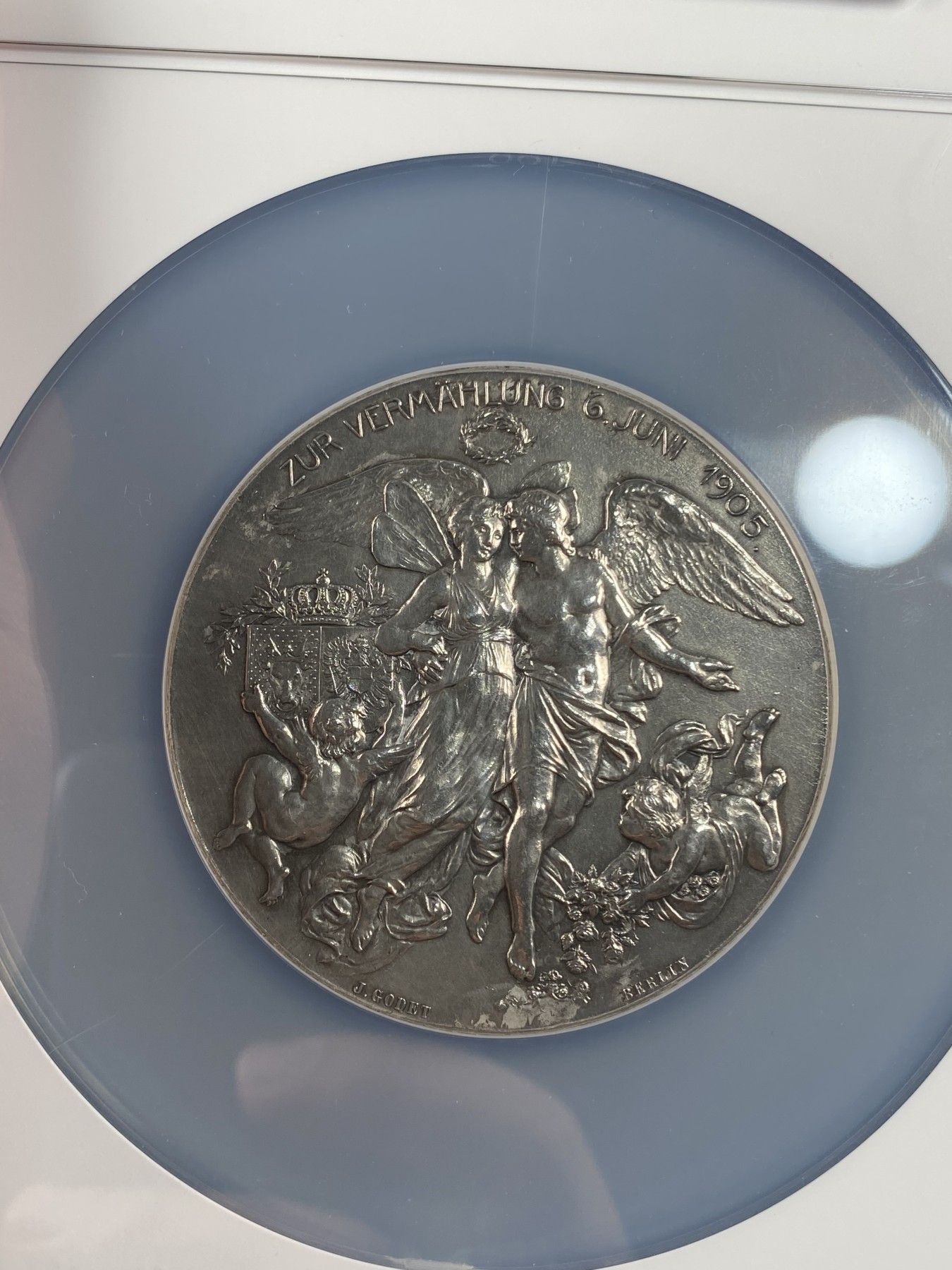 万国钱币拍卖第013期（视频直播专场） NGC MS62 1905年德国梅克伦堡-什未林塞西莉与普鲁士威廉皇储皇家婚礼纪念章 德国拍卖行介绍为银章，入盒以后是镀银，各显神通吧，品相非常好也非常少见