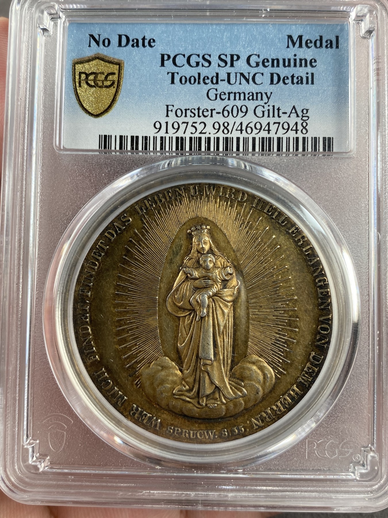 万国钱币拍卖第013期（视频直播专场） NGC UNCD 19世纪中期德国圣母抱婴洗礼坚信礼镀金大银章  凹型3D视觉非常少见，没看到哪里有98