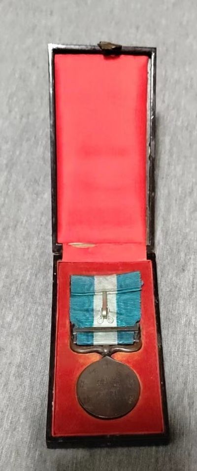 绿色低棉勋章制服平台拍卖第一期 - 日本明治27年从军记章带盒