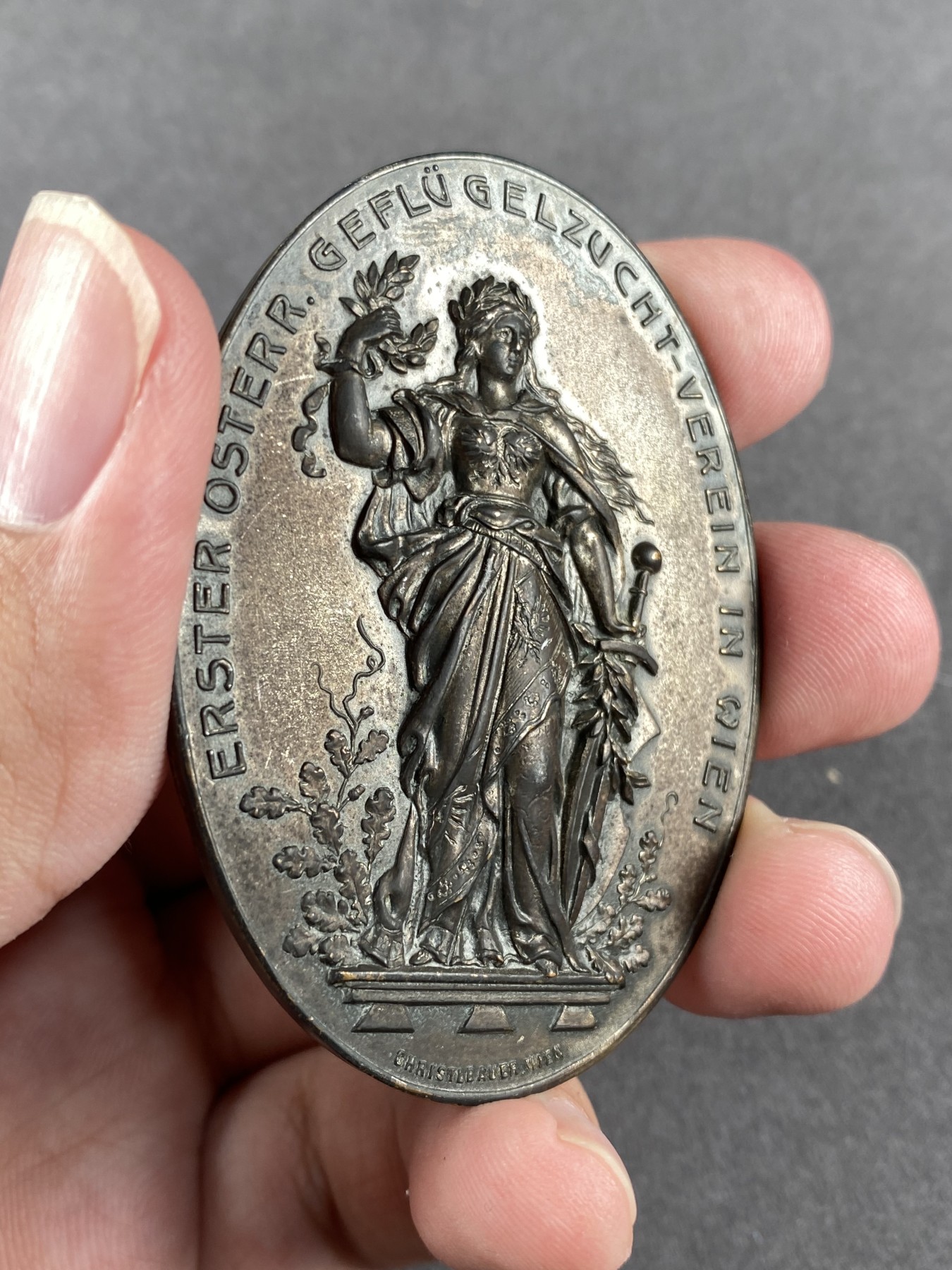 万国钱币拍卖第013期（视频直播专场） 20世纪初奥地利日耳曼尼娅椭圆异形大镀银章 63MM*45MM,67克