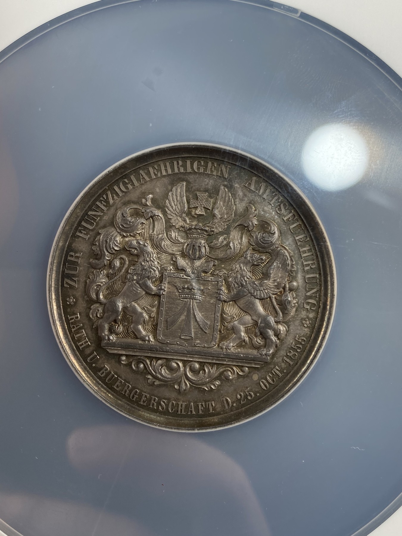 万国钱币拍卖第013期（视频直播专场） NGC MS61 1855年德国梅克伦堡-前波莫瑞州-施特拉尔松德市长卡尔·乔治·施温担任市长50周年纪念大银章 48MM 背面纹章为双狮手扶格里芬盾徽  高浮雕五彩包浆极美