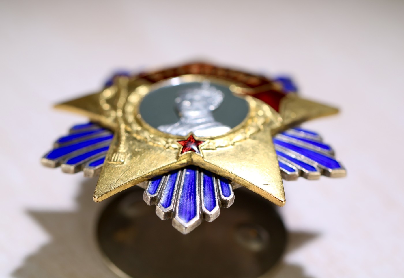 大猫徽章拍卖第229期 蒙古🇲🇳苏赫巴托勋章 珐琅少许剥皮 金质