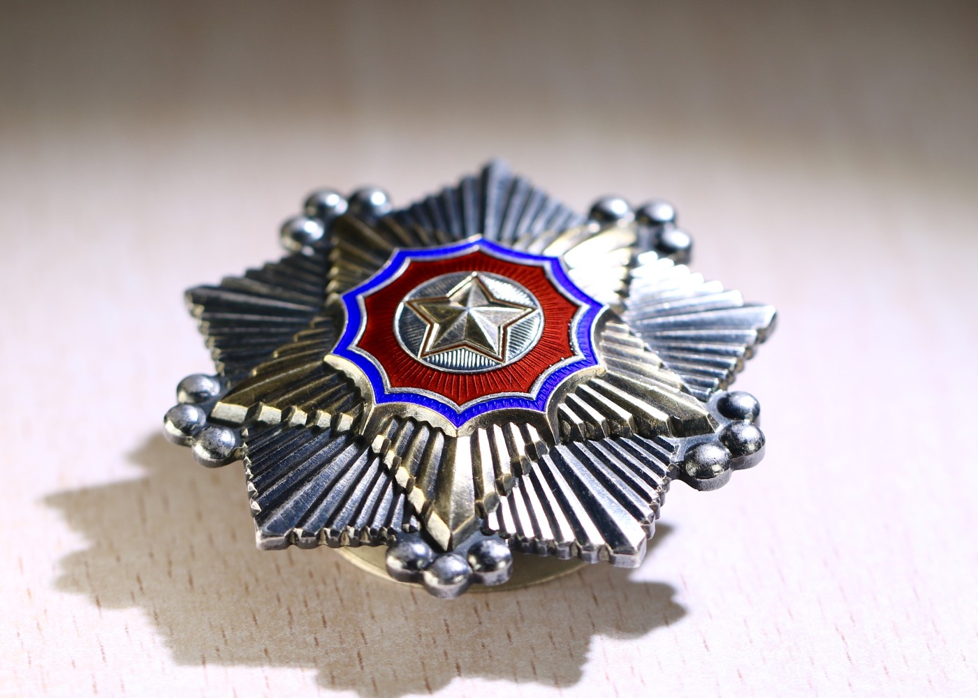 大猫徽章拍卖第229期 朝鲜🇰🇵二级国旗勋章 早期轮版 珐琅完好 状态佳