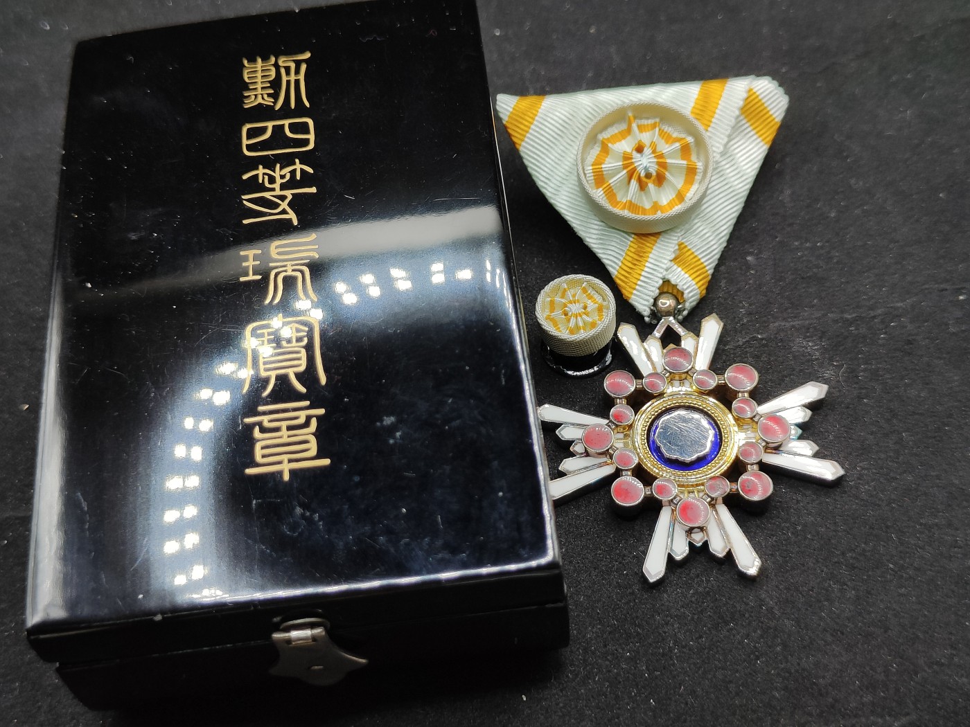 全场0元起拍 第77期 咸鱼国勋章拍卖专场 7月30日（周日）下午6：00开始 日本四等瑞宝章 银制带盒略