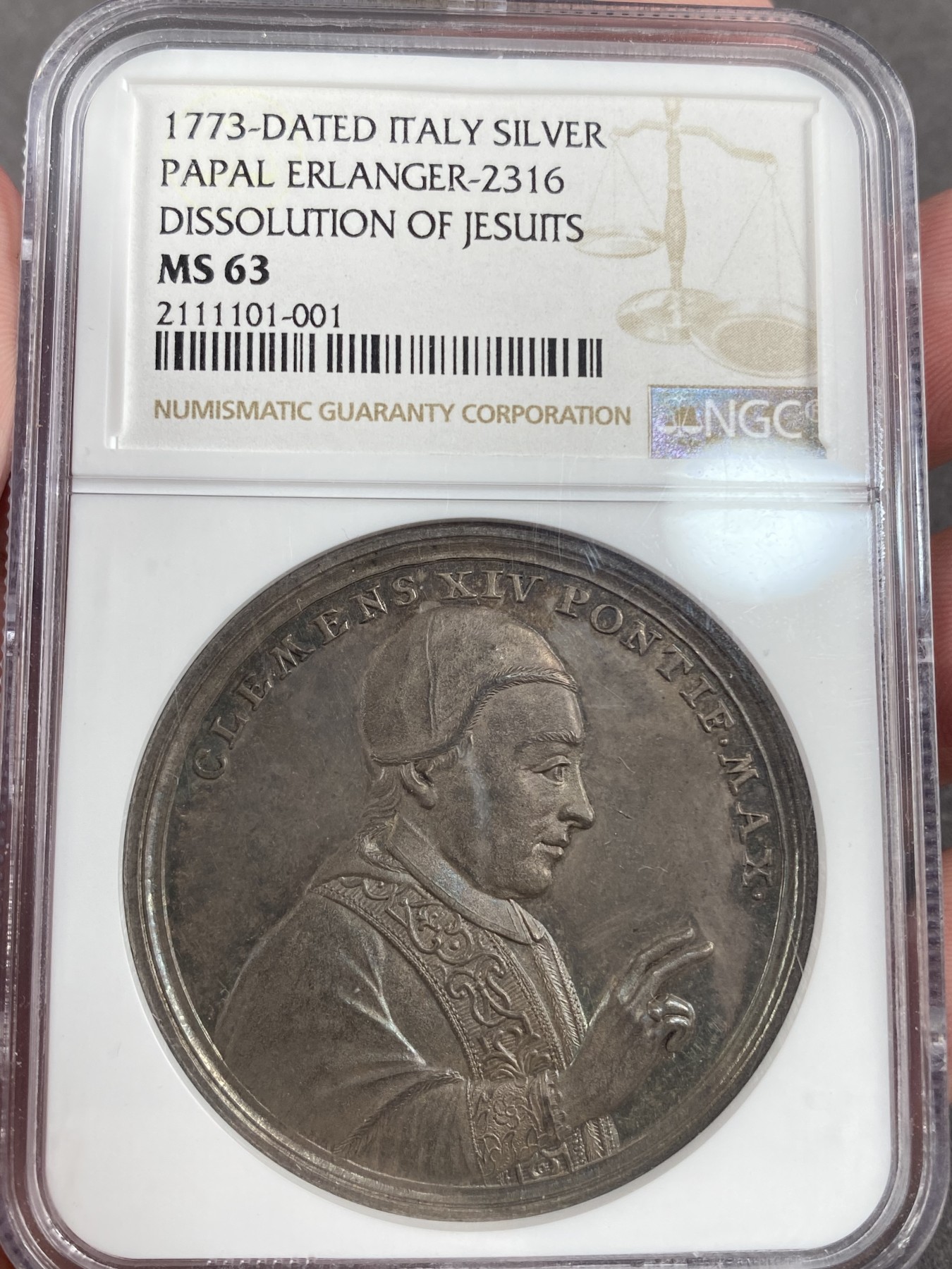 万国钱币拍卖第013期（视频直播专场） NGC MS63 1773年梵蒂冈教皇国大银章，正面为克莱门特教皇十四世，背面是圣彼得，耶稣及耶稣会教士等人物，描述因为背叛废除耶稣会教派的宗教事件，ngc冠军分，早期稀有大银，原味五彩。