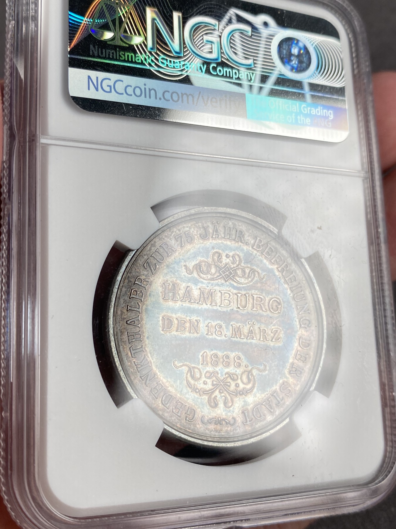 万国钱币拍卖第013期（视频直播专场） NGC MS62 1888年汉堡城市解放75周年纪念银章，原味黑彩。