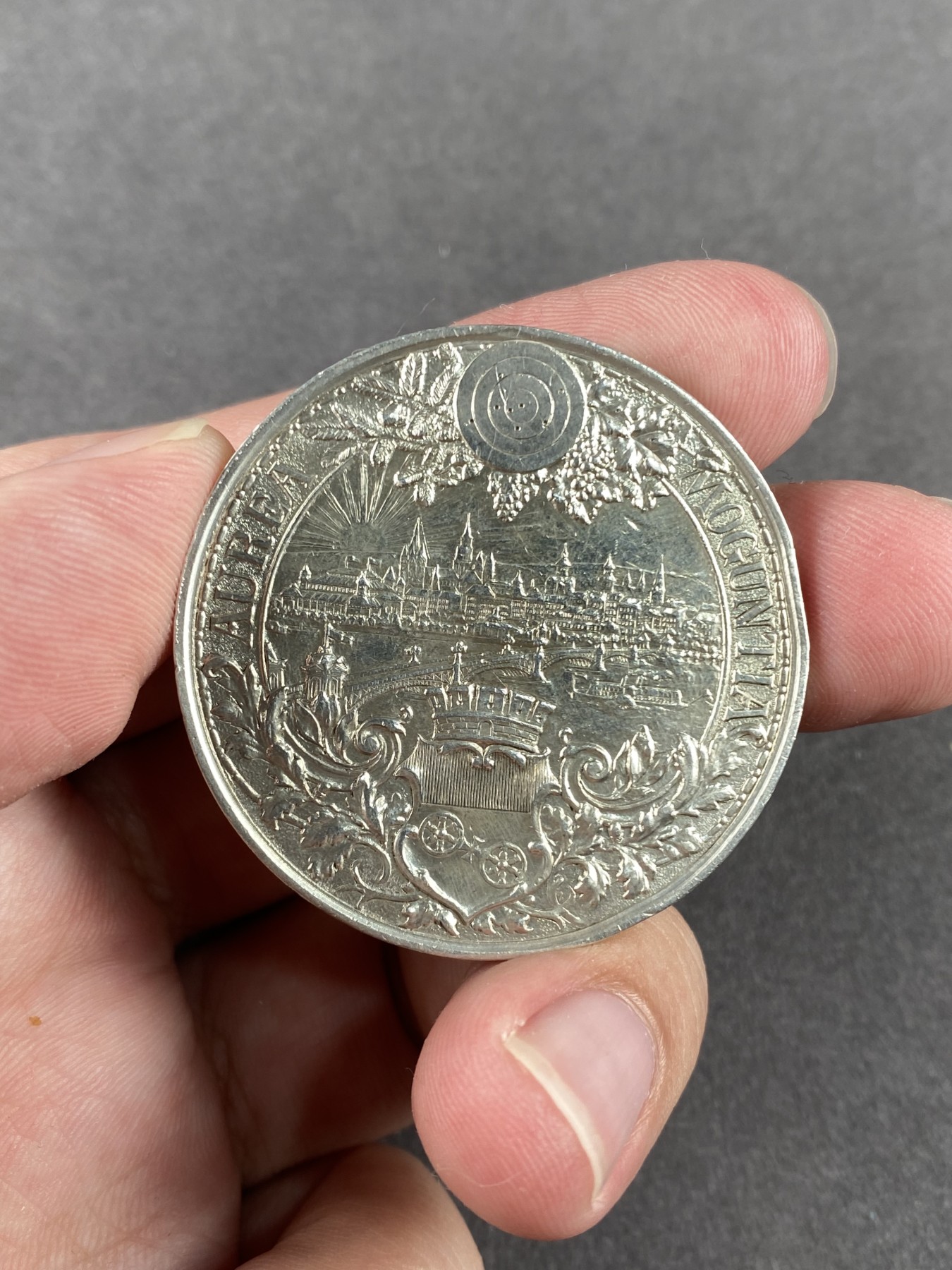 万国钱币拍卖第013期（视频直播专场） 1894年 德国美因茨经典城市景观射击节大银章 有取环痕迹，41mm，39克。