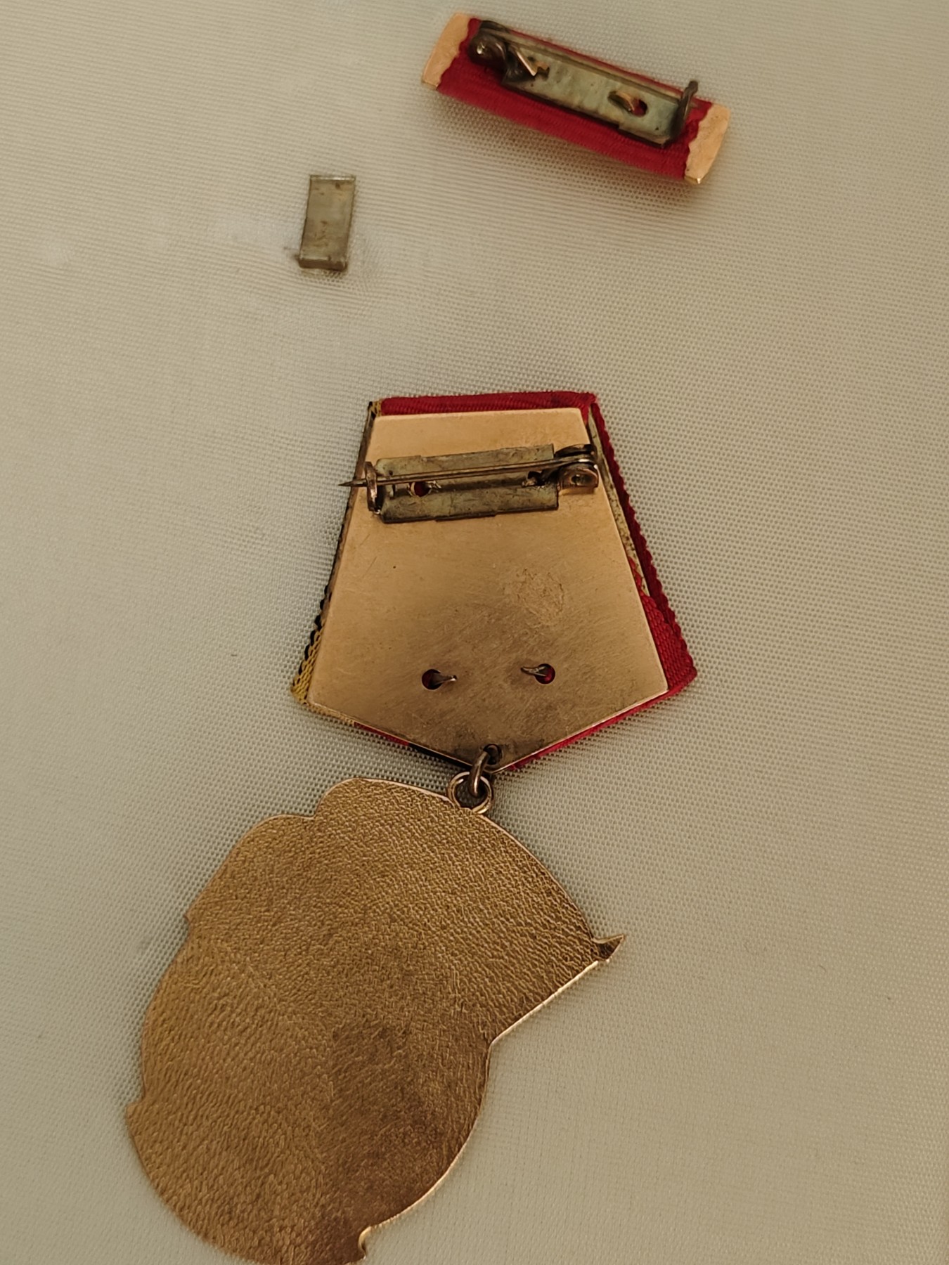 全场0元起拍 第77期 咸鱼国勋章拍卖专场 7月30日（周日）下午6：00开始 东德劳动旗帜勋章授予集体 国徽大盒版