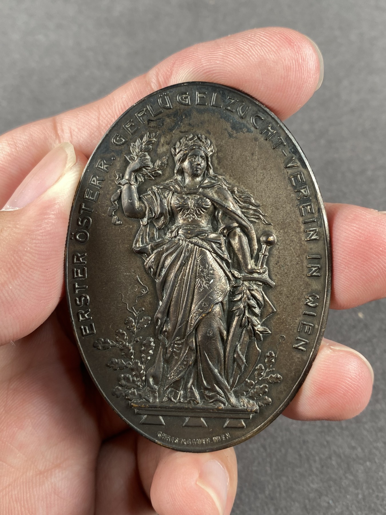 万国钱币拍卖第013期（视频直播专场） 20世纪初奥地利日耳曼尼娅椭圆异形大镀银章 63MM*45MM,67克