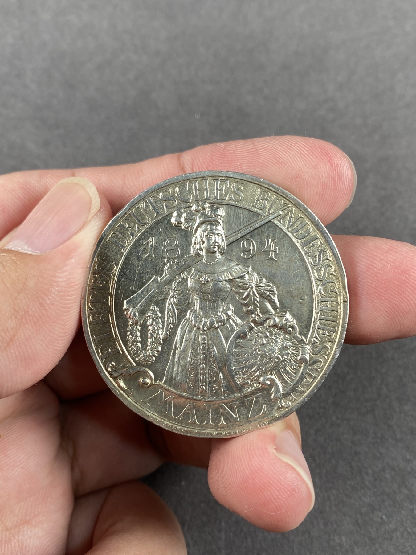 万国钱币拍卖第013期（视频直播专场） 1894年 德国美因茨经典城市景观射击节大银章 有取环痕迹，41mm，39克。