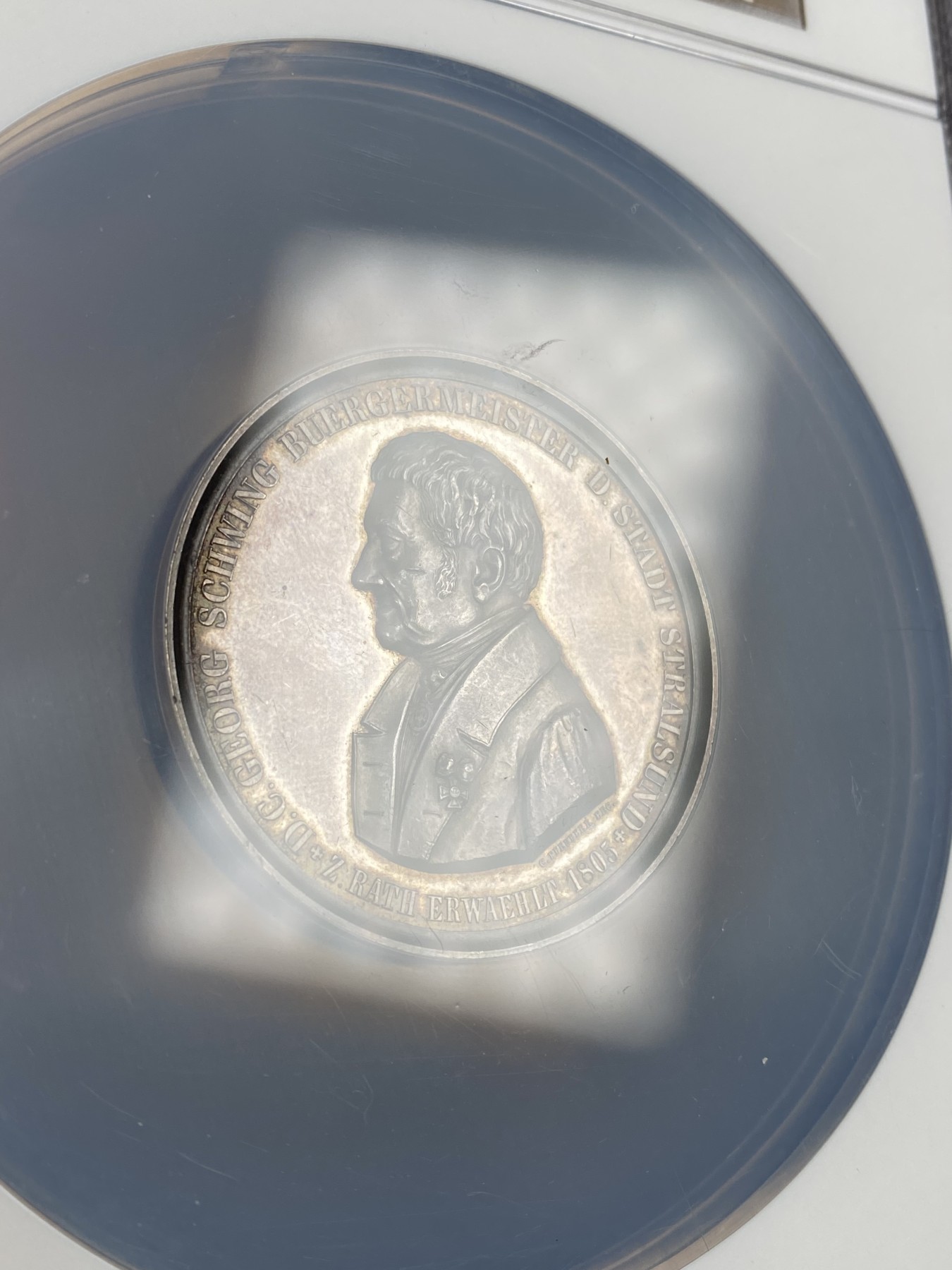 万国钱币拍卖第013期（视频直播专场） NGC MS61 1855年德国梅克伦堡-前波莫瑞州-施特拉尔松德市长卡尔·乔治·施温担任市长50周年纪念大银章 48MM 背面纹章为双狮手扶格里芬盾徽  高浮雕五彩包浆极美