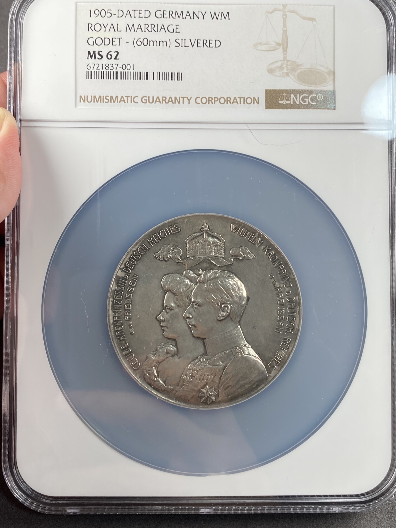 万国钱币拍卖第013期（视频直播专场） NGC MS62 1905年德国梅克伦堡-什未林塞西莉与普鲁士威廉皇储皇家婚礼纪念章 德国拍卖行介绍为银章，入盒以后是镀银，各显神通吧，品相非常好也非常少见