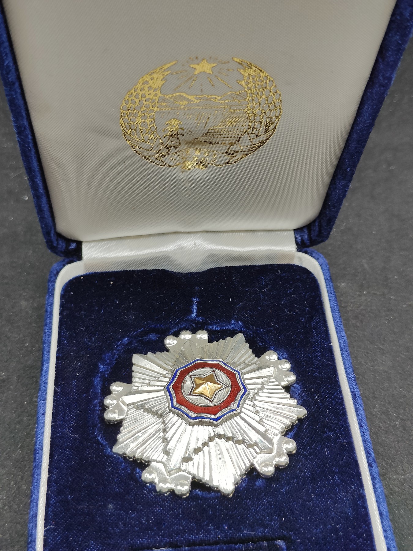 全场0元起拍 第77期 咸鱼国勋章拍卖专场 7月30日（周日）下午6：00开始 朝总联版烫金国徽盒三级国旗勋章