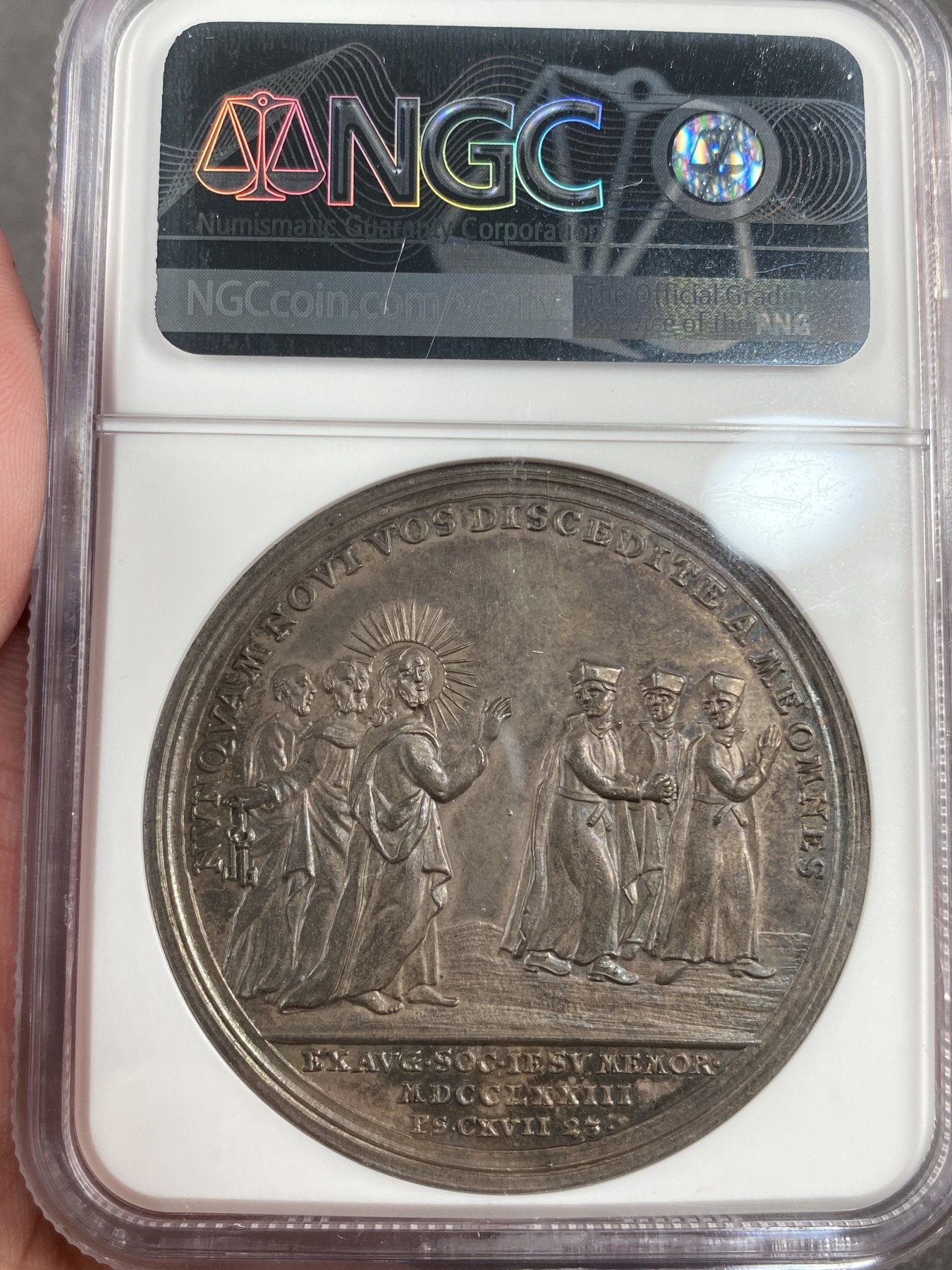 万国钱币拍卖第013期（视频直播专场） NGC MS63 1773年梵蒂冈教皇国大银章，正面为克莱门特教皇十四世，背面是圣彼得，耶稣及耶稣会教士等人物，描述因为背叛废除耶稣会教派的宗教事件，ngc冠军分，早期稀有大银，原味五彩。