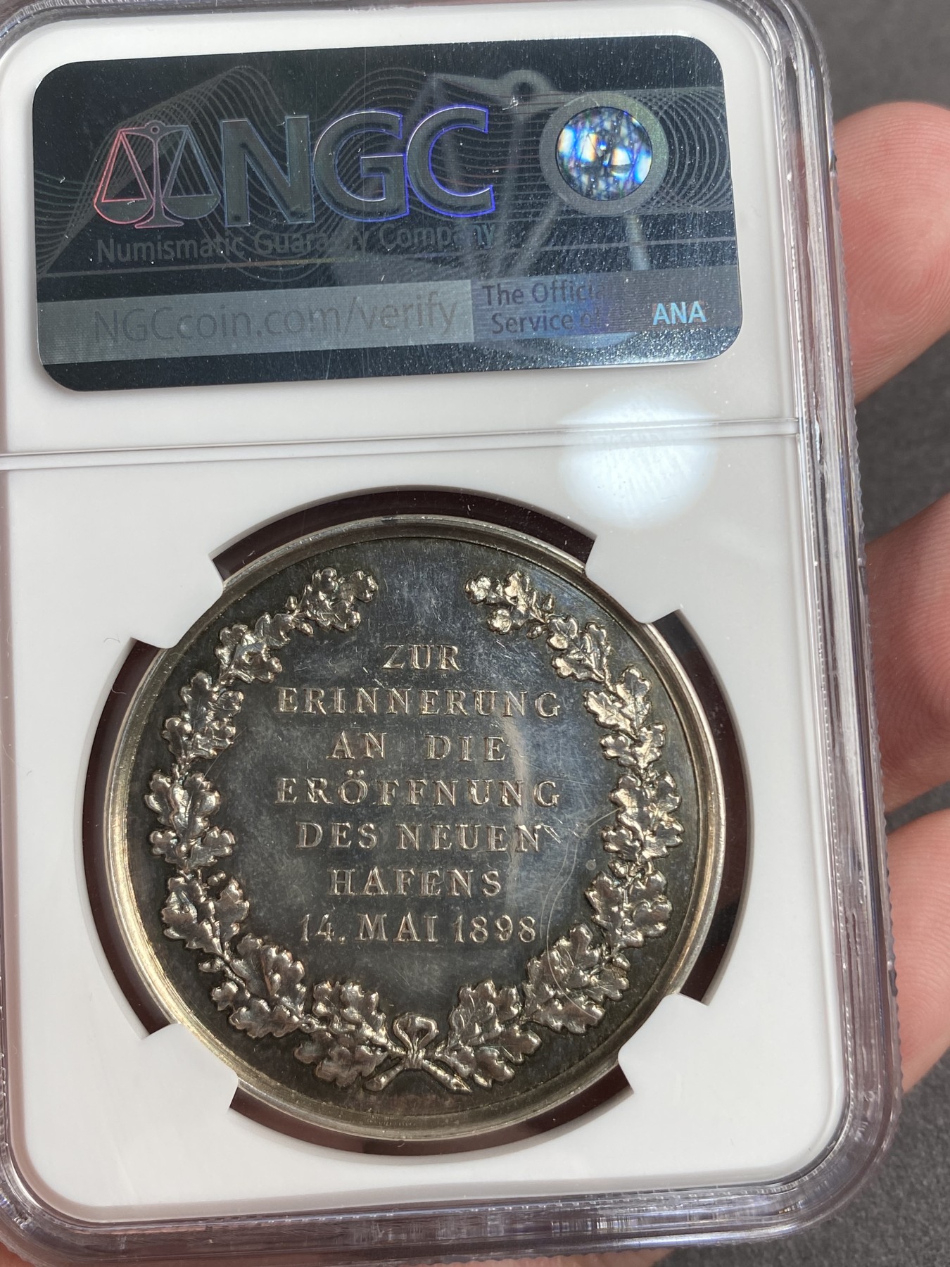 万国钱币拍卖第013期（视频直播专场） NGC MS62 1898年德国圣城科隆新港口开放典礼纪念大银章 欧洲彩，科隆城市纹章在币章中出现不多，此枚将圣城的狮鹫+雄狮盾徽完美的具象化了，非常难得和少见，40MM 22G