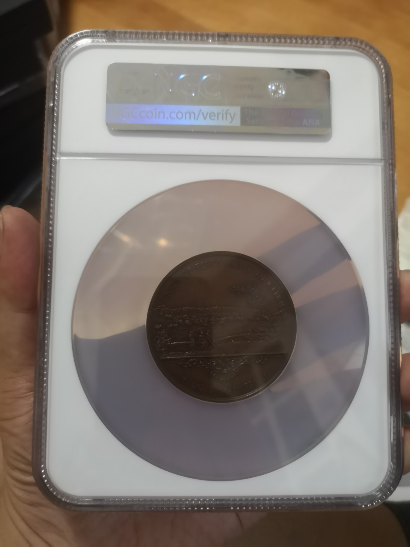 长老汇第24场老银币拍卖 1894瑞士拉绍德封工业百年大铜章，NGC MS63BN，背面是该地的景观，大盒