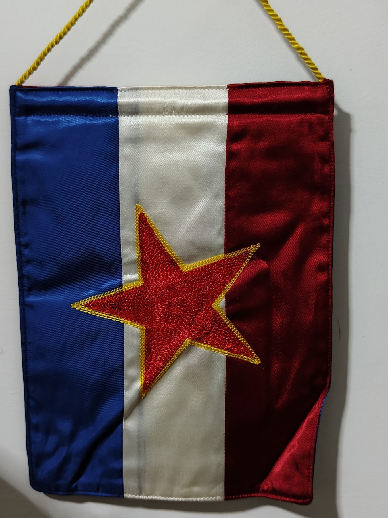 全场0元起拍 第77期 咸鱼国勋章拍卖专场 7月30日（周日）下午6：00开始 南斯拉夫国旗 桌面刺绣挂旗