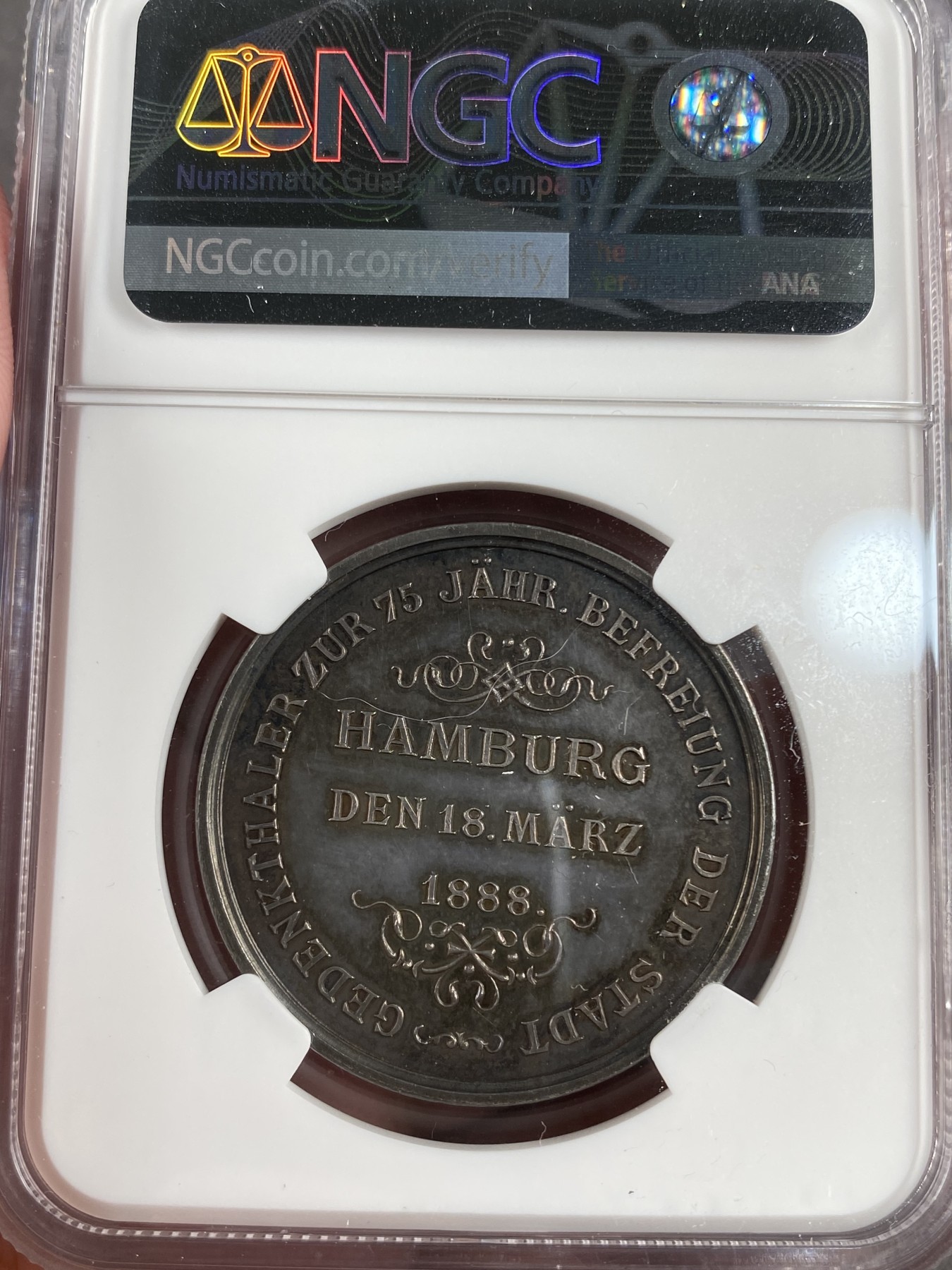 万国钱币拍卖第013期（视频直播专场） NGC MS62 1888年汉堡城市解放75周年纪念银章，原味黑彩。