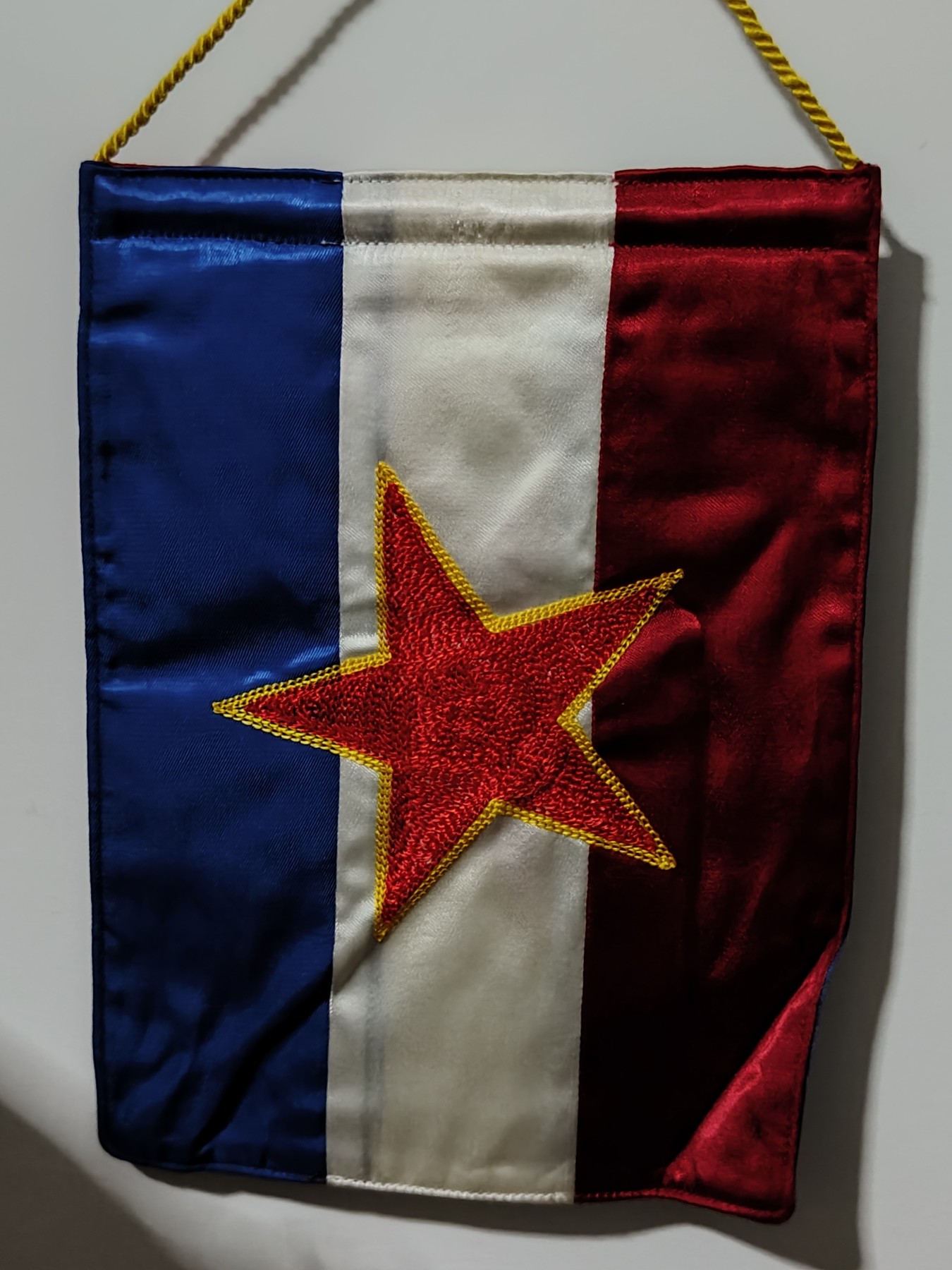 全场0元起拍 第77期 咸鱼国勋章拍卖专场 7月30日（周日）下午6：00开始 南斯拉夫国旗 桌面刺绣挂旗