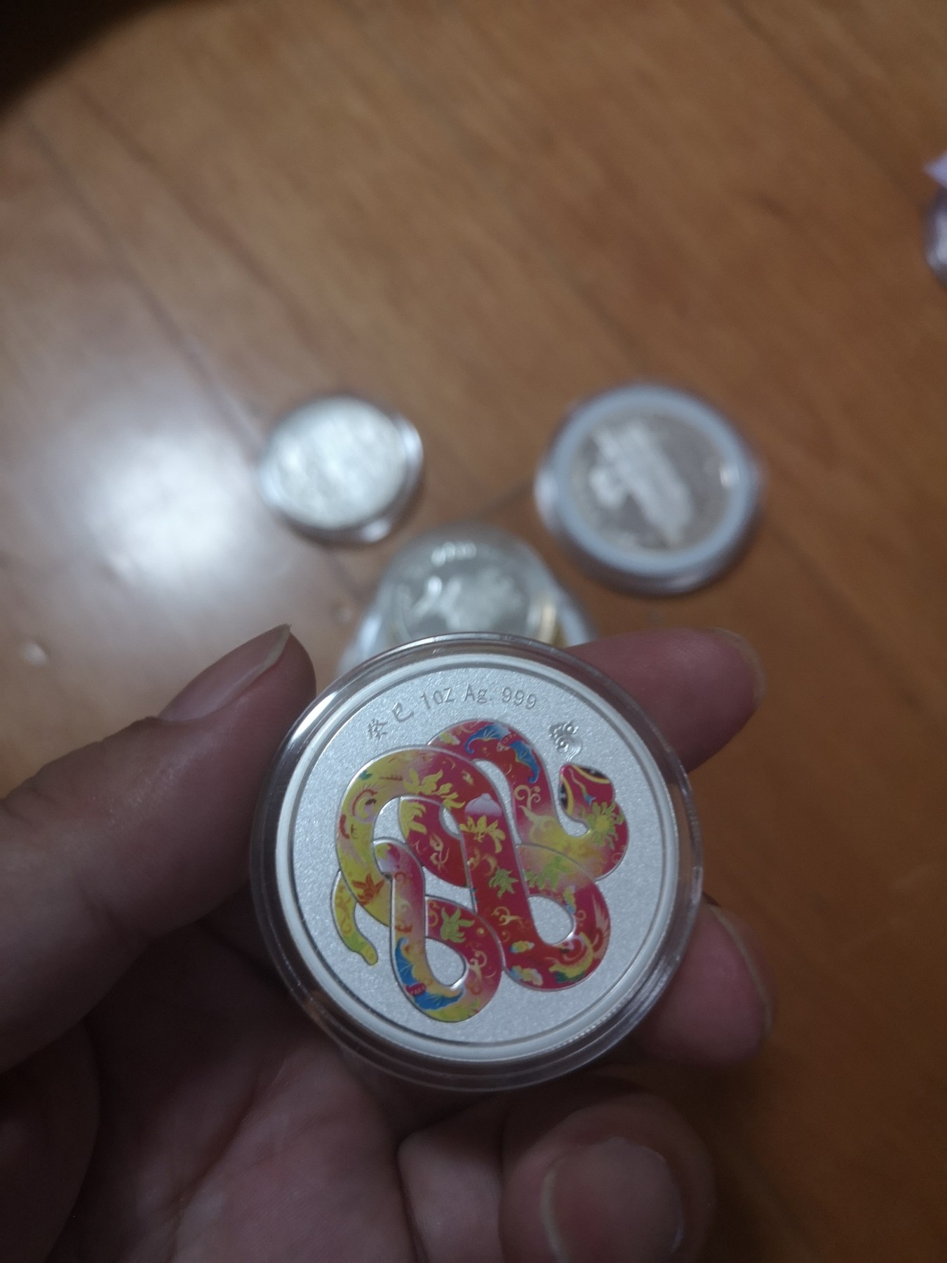 长老汇第24场老银币拍卖 2013新加坡生肖蛇年1盎司999精制彩色银章，新加坡造币厂监制，不多见！